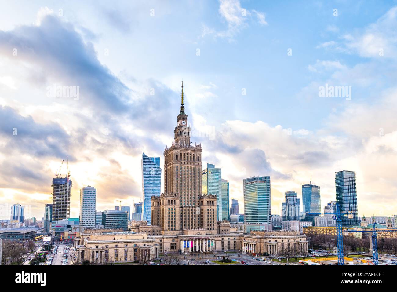 Warschau, Polen - 22. Januar 2020: Hochwinkelpanorama der Skyline von Warschau auf den Palast der Wissenschaft und Kultur, der bei Sonnenuntergang Wolkenkratzer errichtet Stockfoto