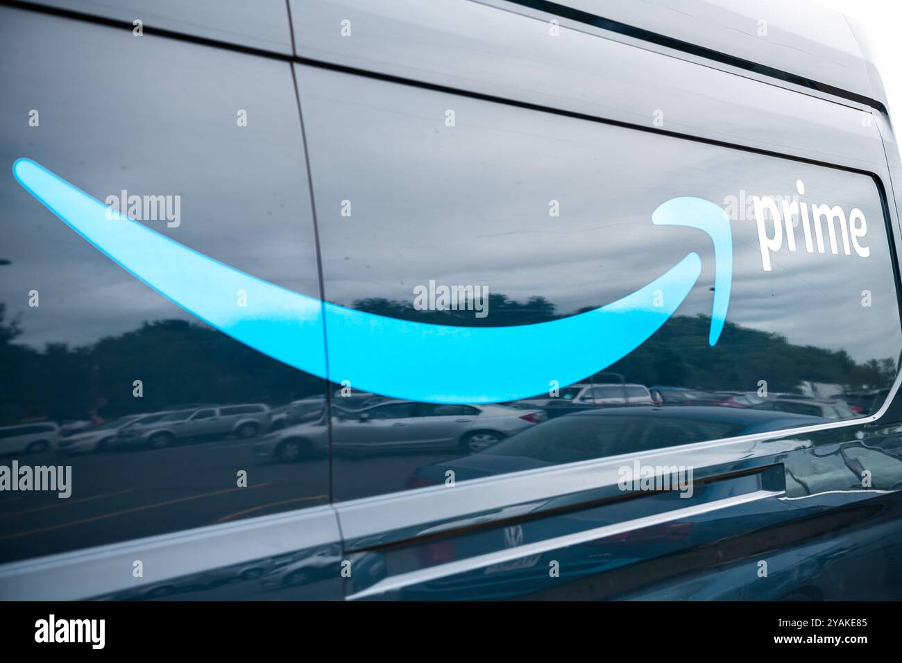 Sterling, USA – 12. September 2020: Amazon Prime Logo-Schild auf einem Auto mit Lieferwagen, der in Virginia geparkt ist Stockfoto