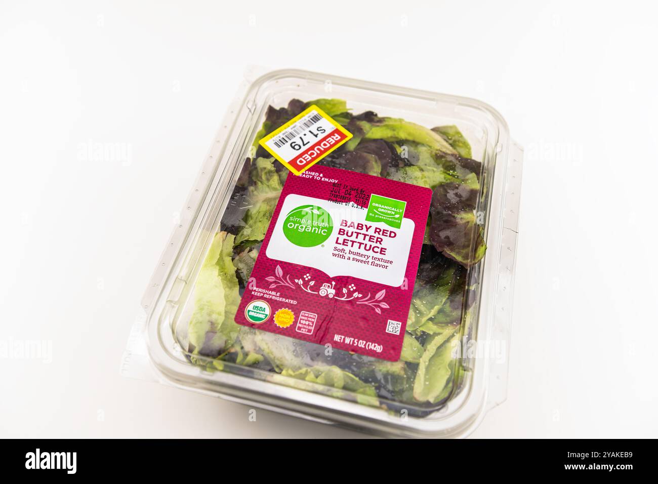 Avon, USA - 4. August 2022: Babysalat aus roter Butter im Behälter der Marke Organic Simple Truth Kroger mit reduziertem Preisrabatt-Etikett Stockfoto