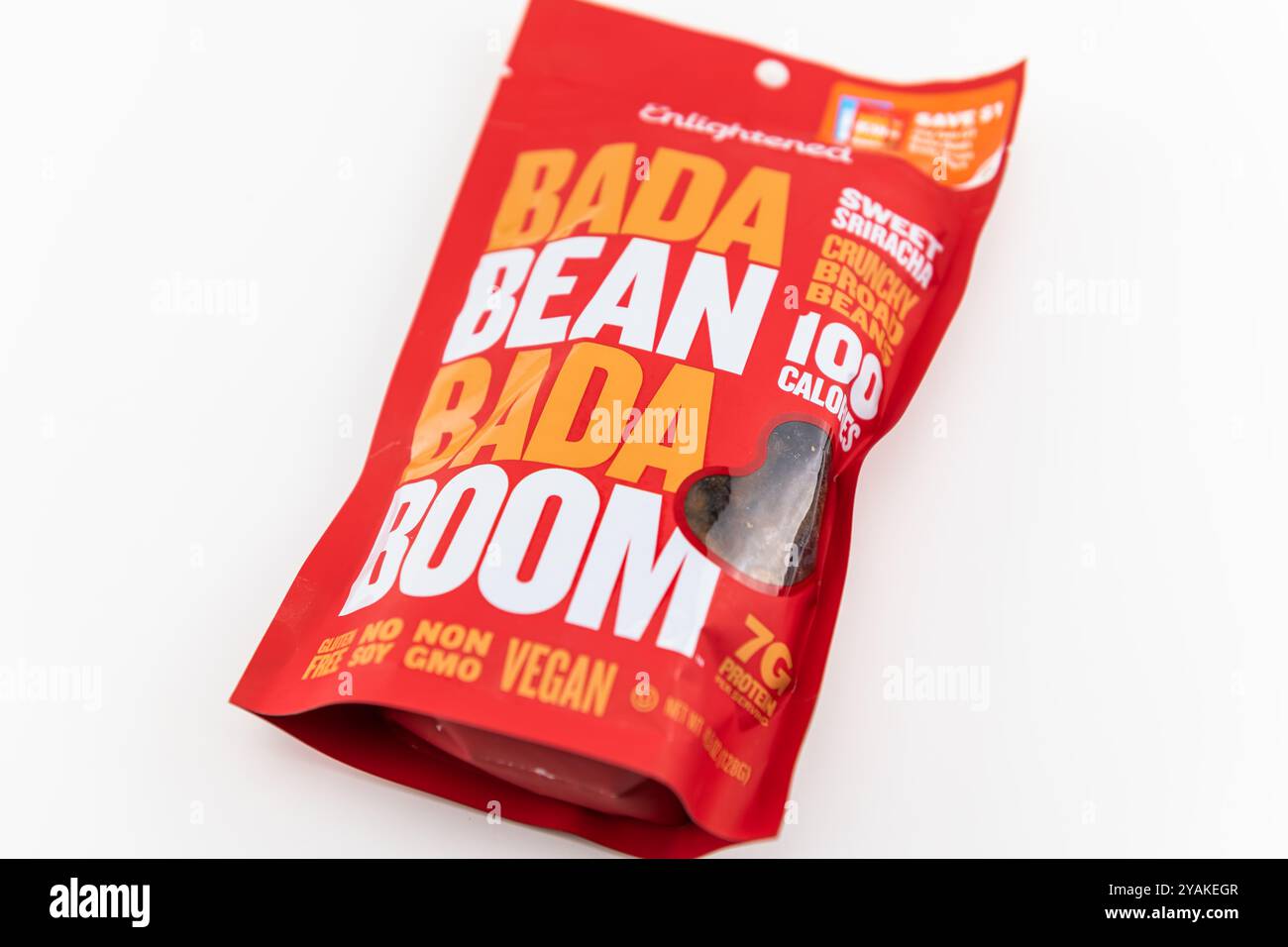Avon, USA - 4. August 2022: Fava Broad Beans Dry Snack, süße Sriracha-Sauce, gewürzt und geröstet in Bada Boom Etikettenbeutel auf weißem Hintergrund Stockfoto