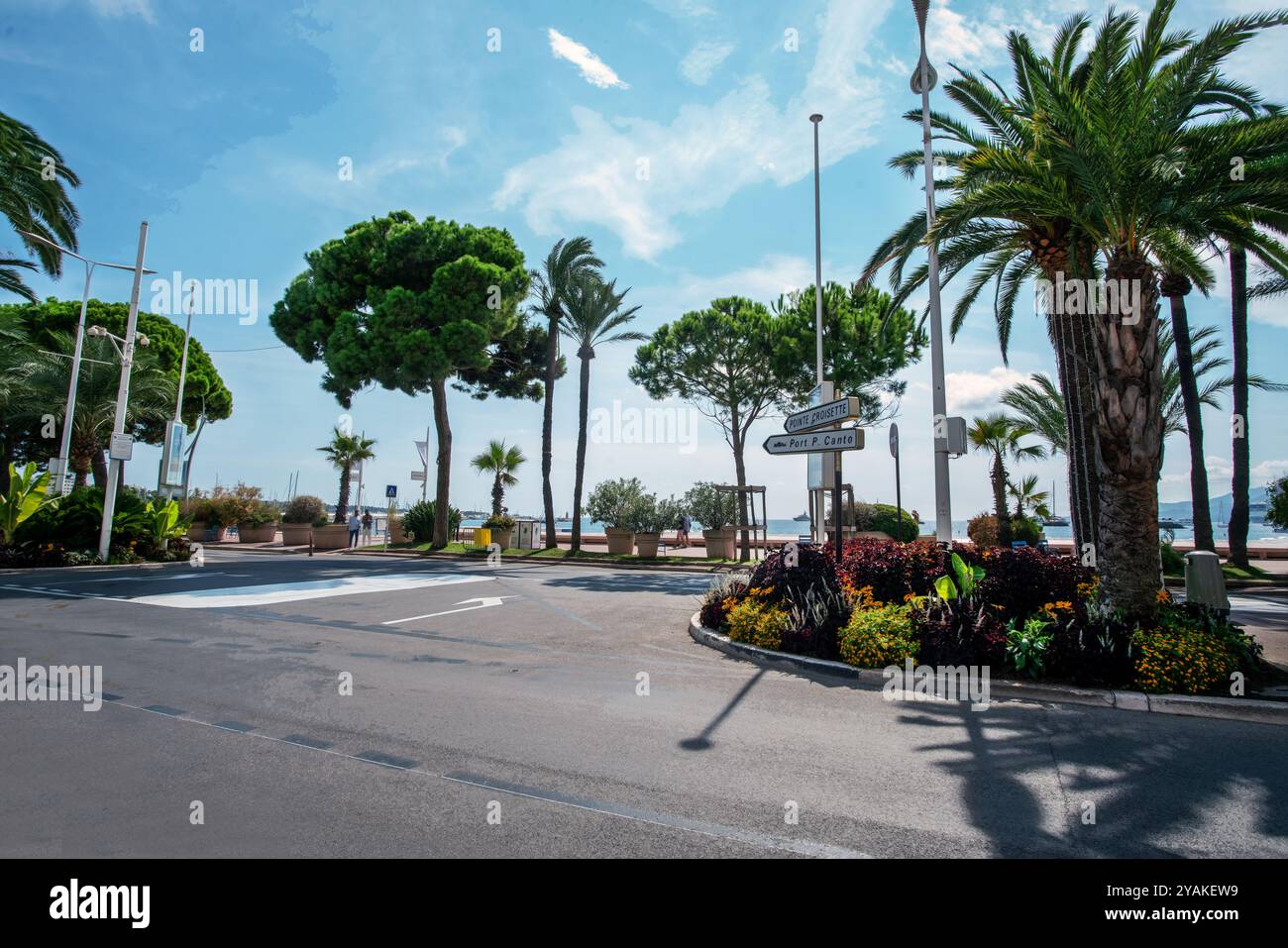 Linker Teil von Croisette in der Nähe der Halbinsel Croisette Point. Port Pierre Canto Marina dahinter. Verschwommene Bewegung Menschen gehen (dort gibt es Prominente, die sich mit Pa Stockfoto