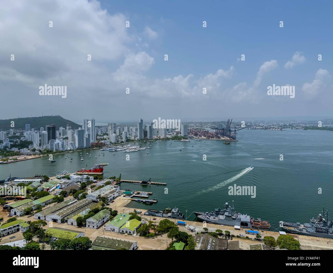 Wunderschöner Blick aus der Vogelperspektive auf das Bocagrande Hotel in der gehobenen Gegend, beliebt für seine langen Sandstrände, die von Palmen gesäumten Promenaden - Cartagena Col Stockfoto