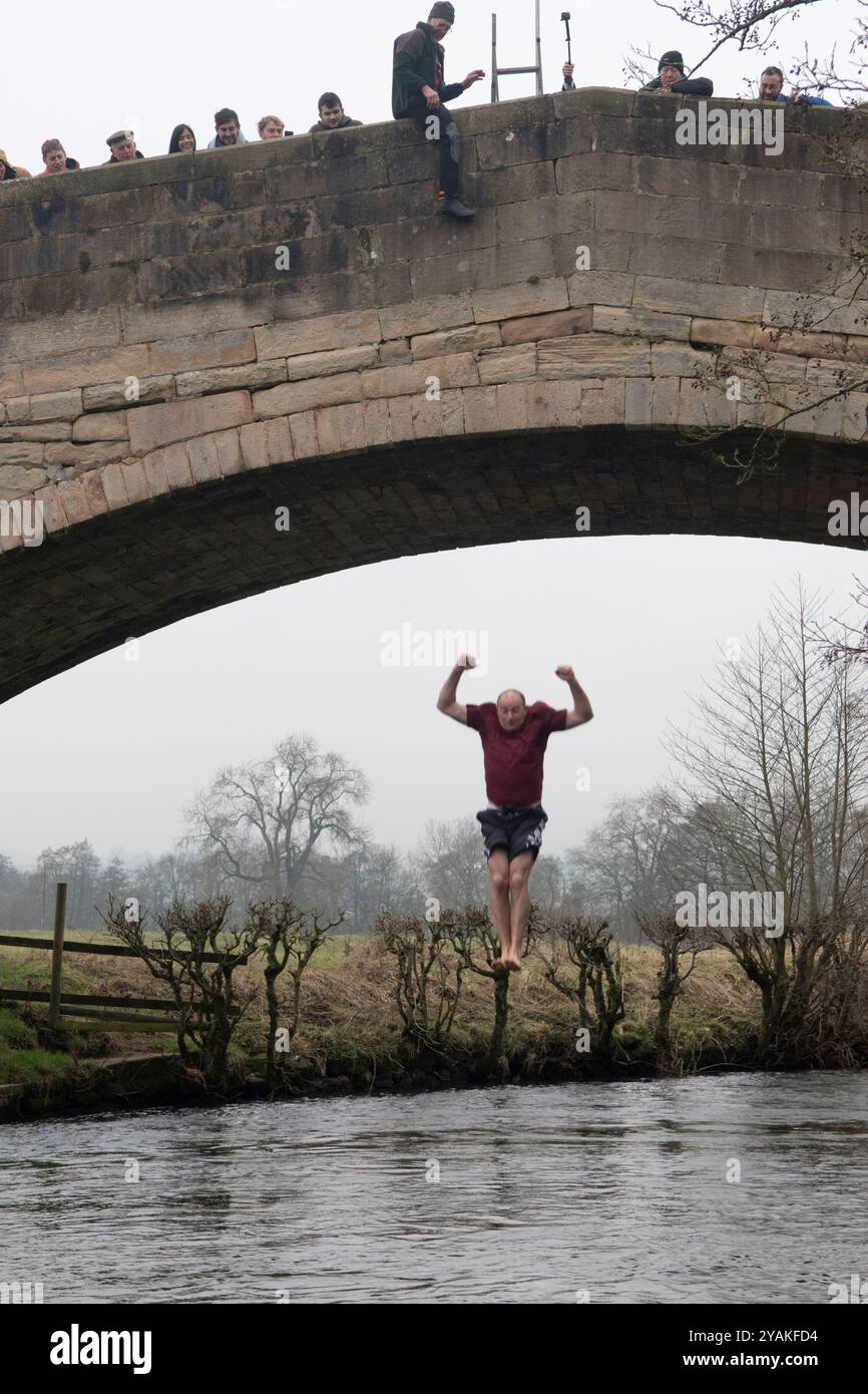 Neujahrstag Okeover Bridge Jump. Sie springen in den Fluss Taube. Mappleton Derbyshire, England 2020 2020er Jahre, Großbritannien HOMER SYKES Stockfoto