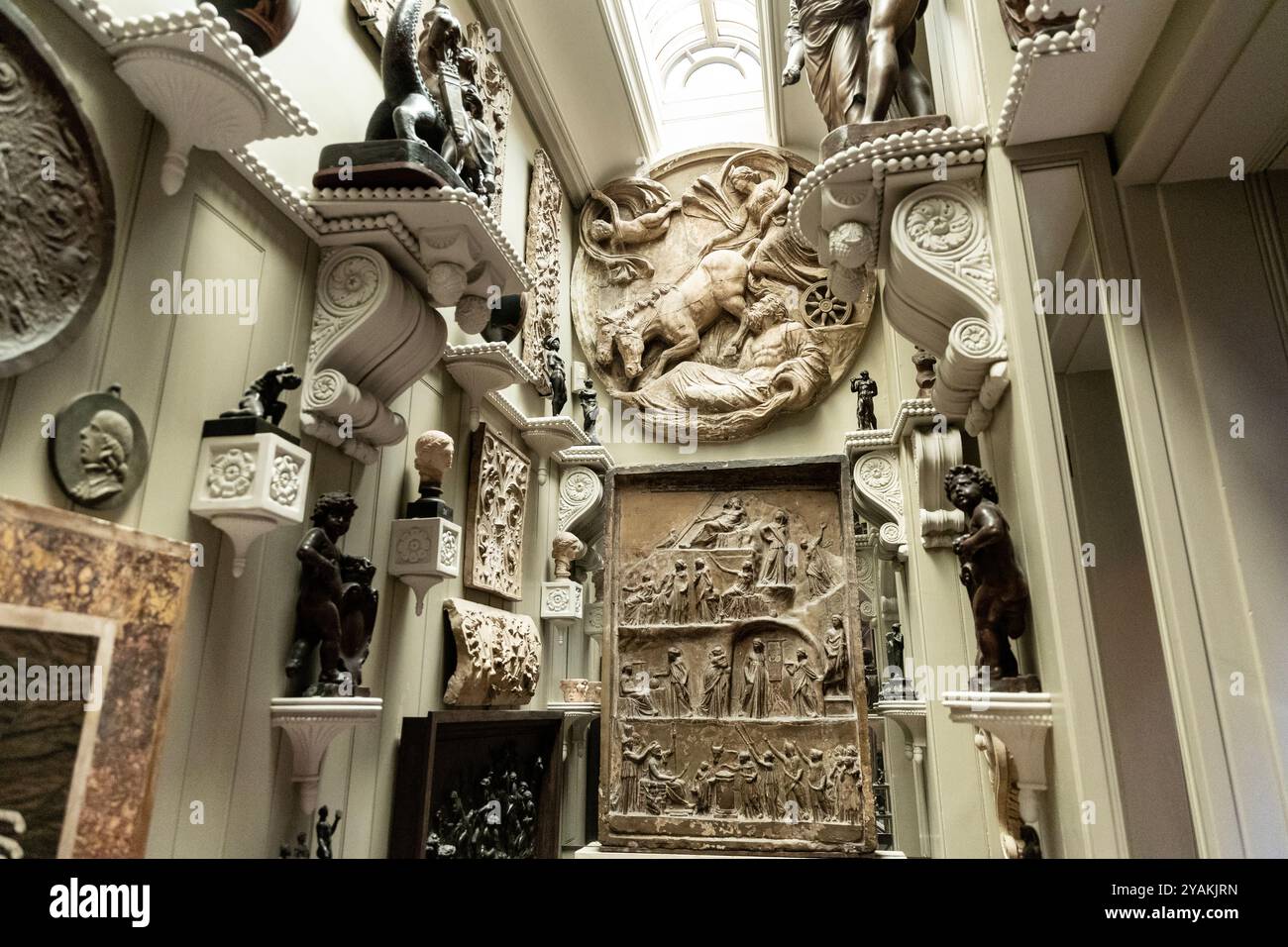 Vorraum mit Antiquitäten und Artefakten im John Soane's Museum, London, England Stockfoto