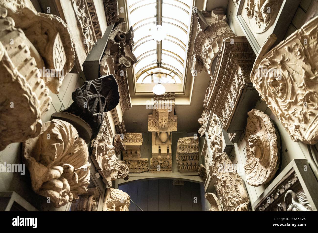 Das Innere des Ohn Soane's Museum mit Antiquitäten und Artefakten in London, England Stockfoto