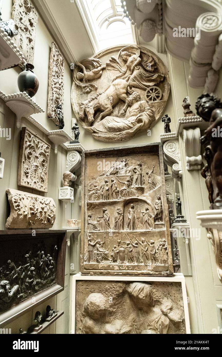 Vorraum mit Antiquitäten und Artefakten im John Soane's Museum, London, England Stockfoto