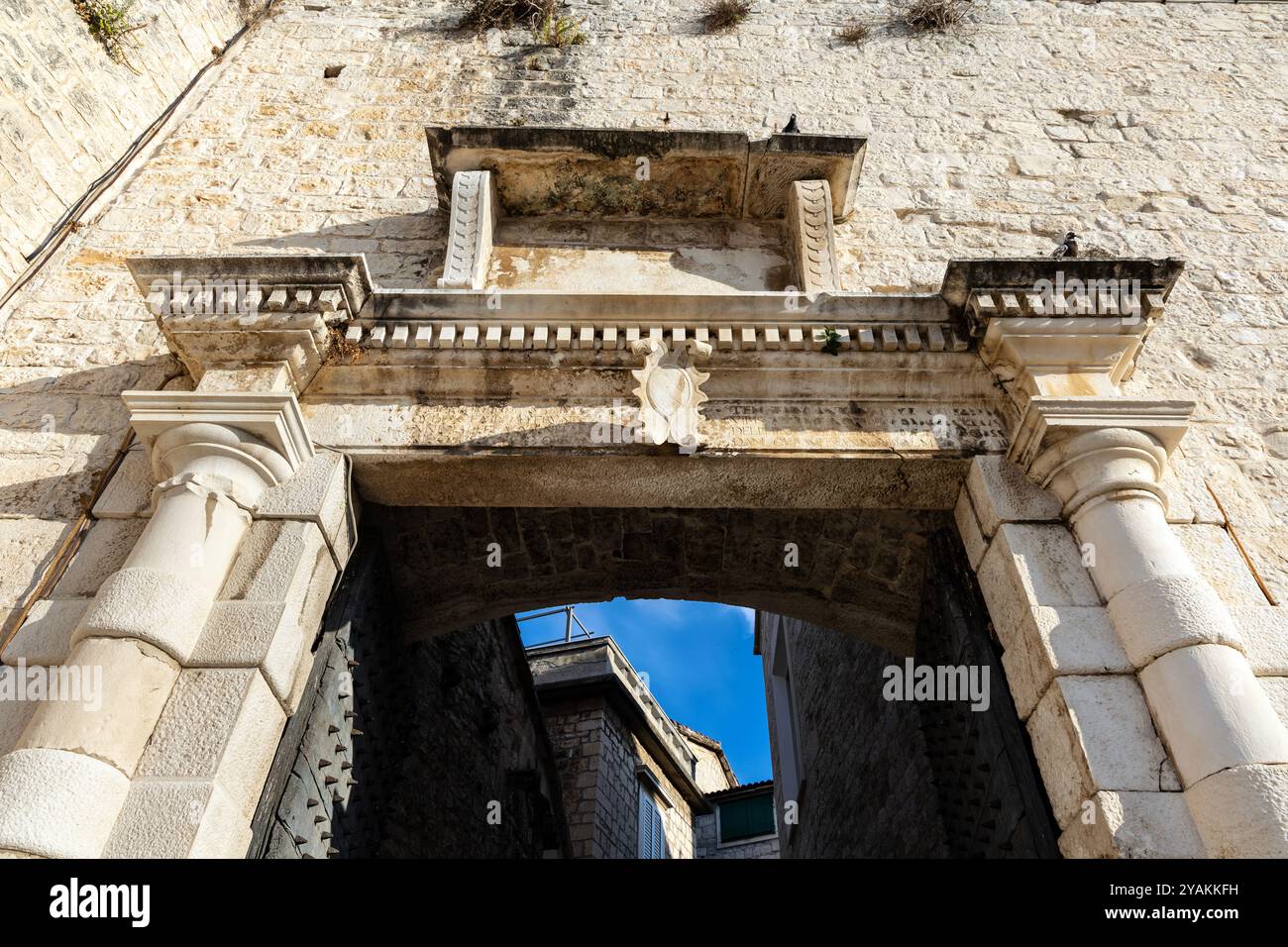 Südliches Stadttor im Renaissance-Stil (Južna Gradska Vrata) in Trogir, Kroatien Stockfoto