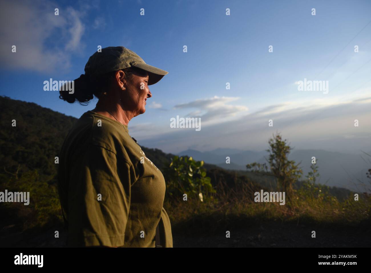 Frau genießt einen wunderschönen Sonnenuntergang in Sierra Nevada de Santa Marta, Kolumbien Stockfoto