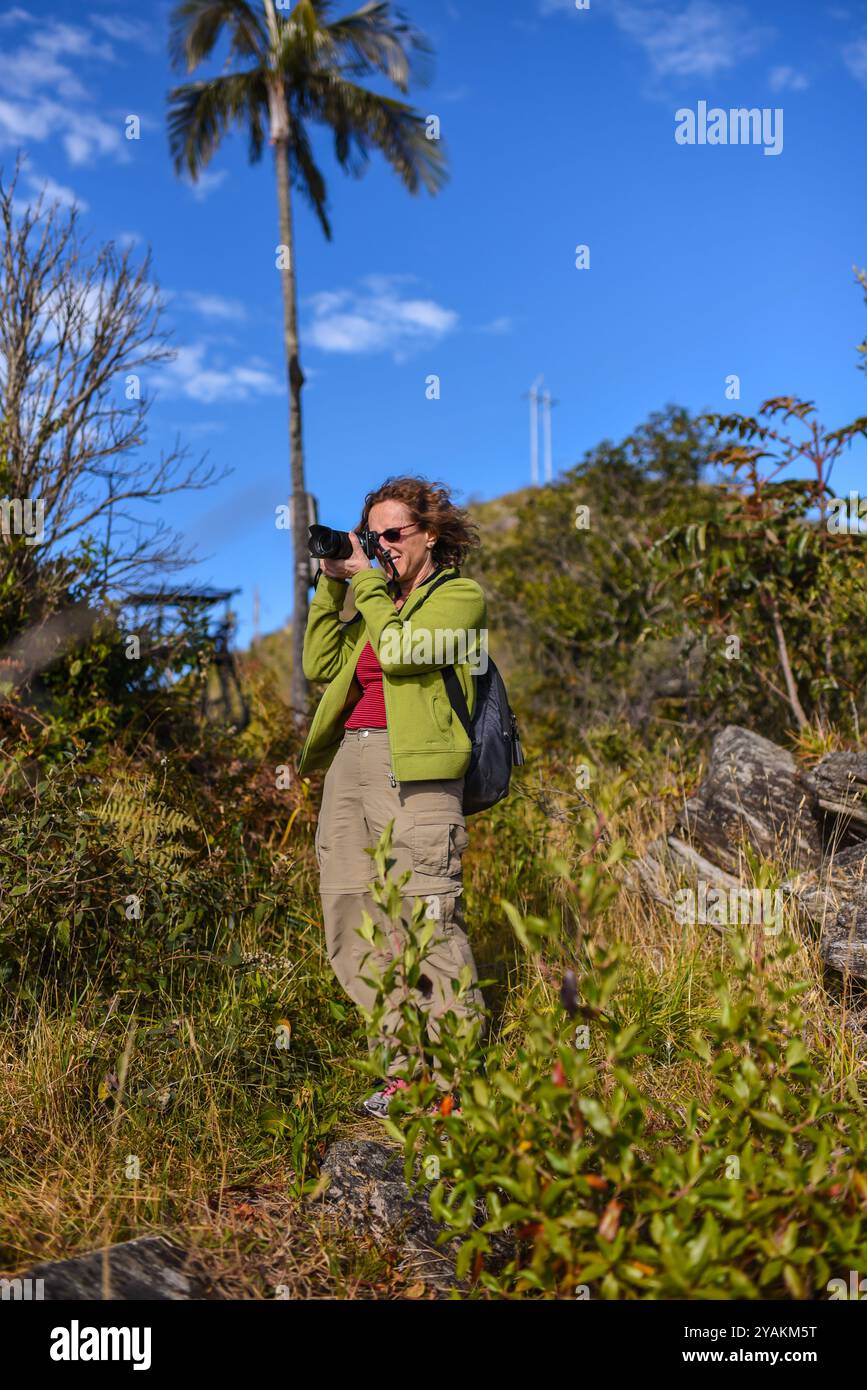 Fotografin in den Bergen der Sierra Nevada de Santa Marta, Kolumbien Stockfoto