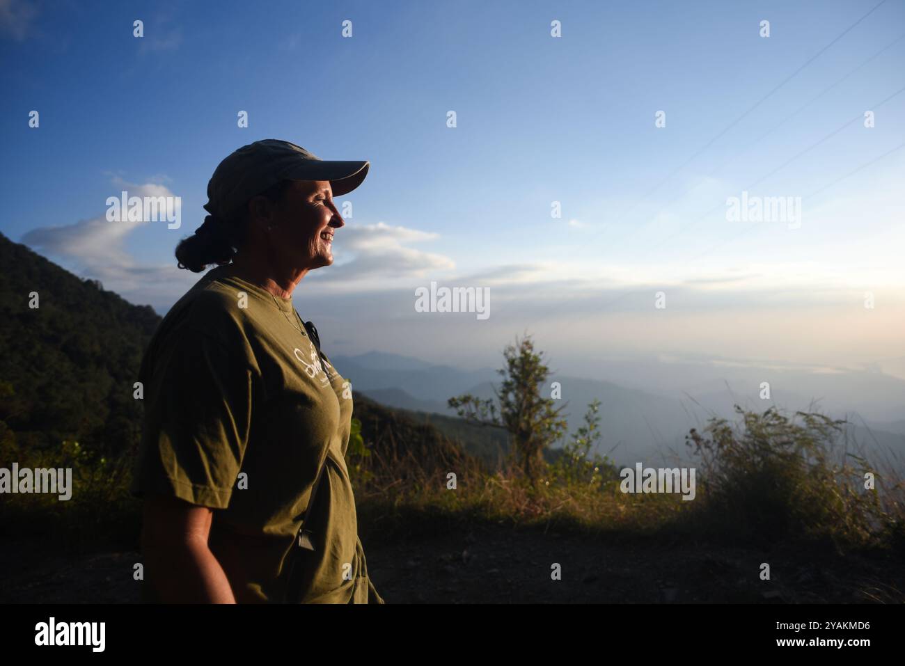 Frau genießt einen wunderschönen Sonnenuntergang in Sierra Nevada de Santa Marta, Kolumbien Stockfoto