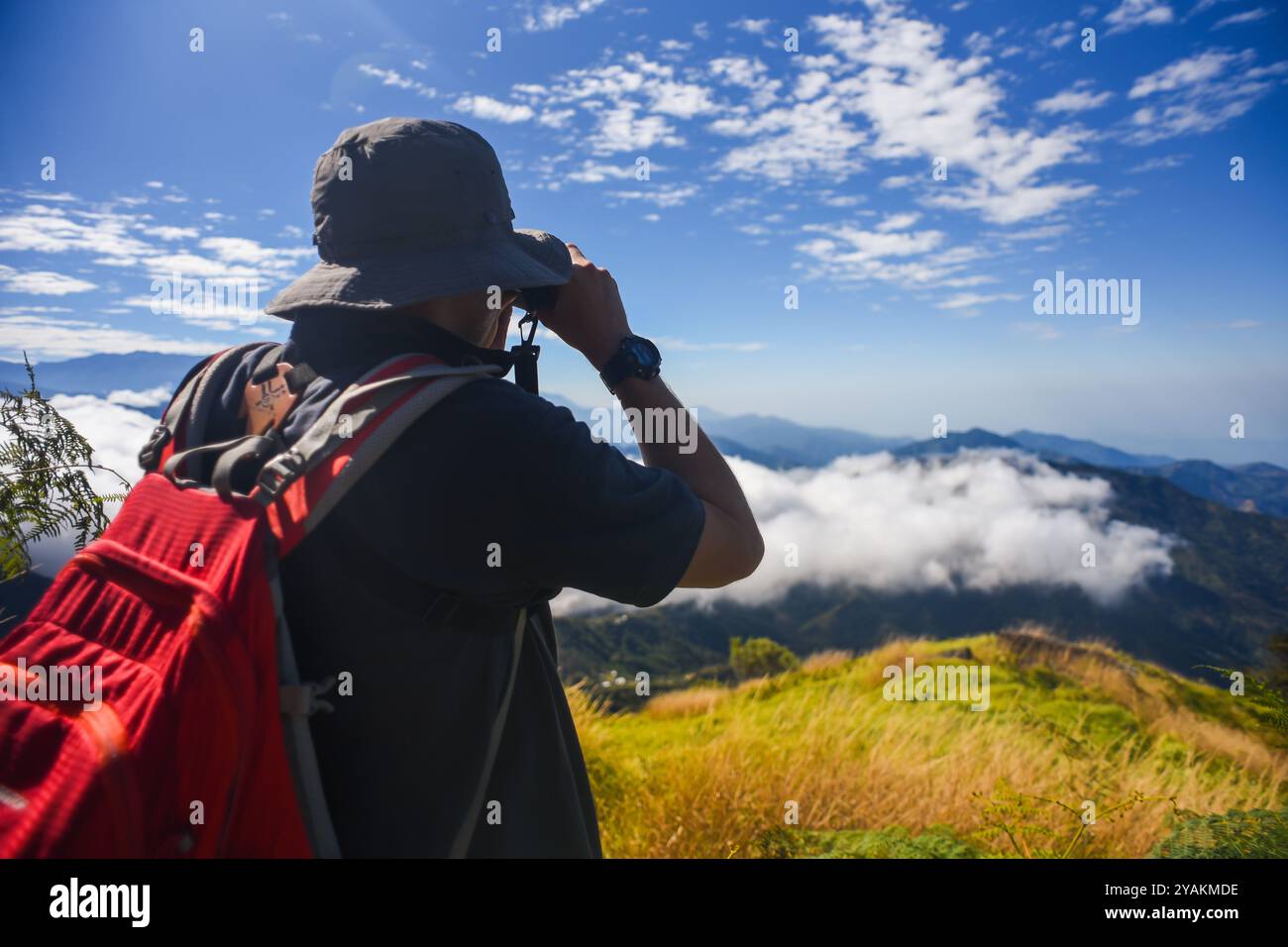 Junger Mann, der in den Bergen der Sierra Nevada de Santa Marta in Kolumbien wandert Stockfoto