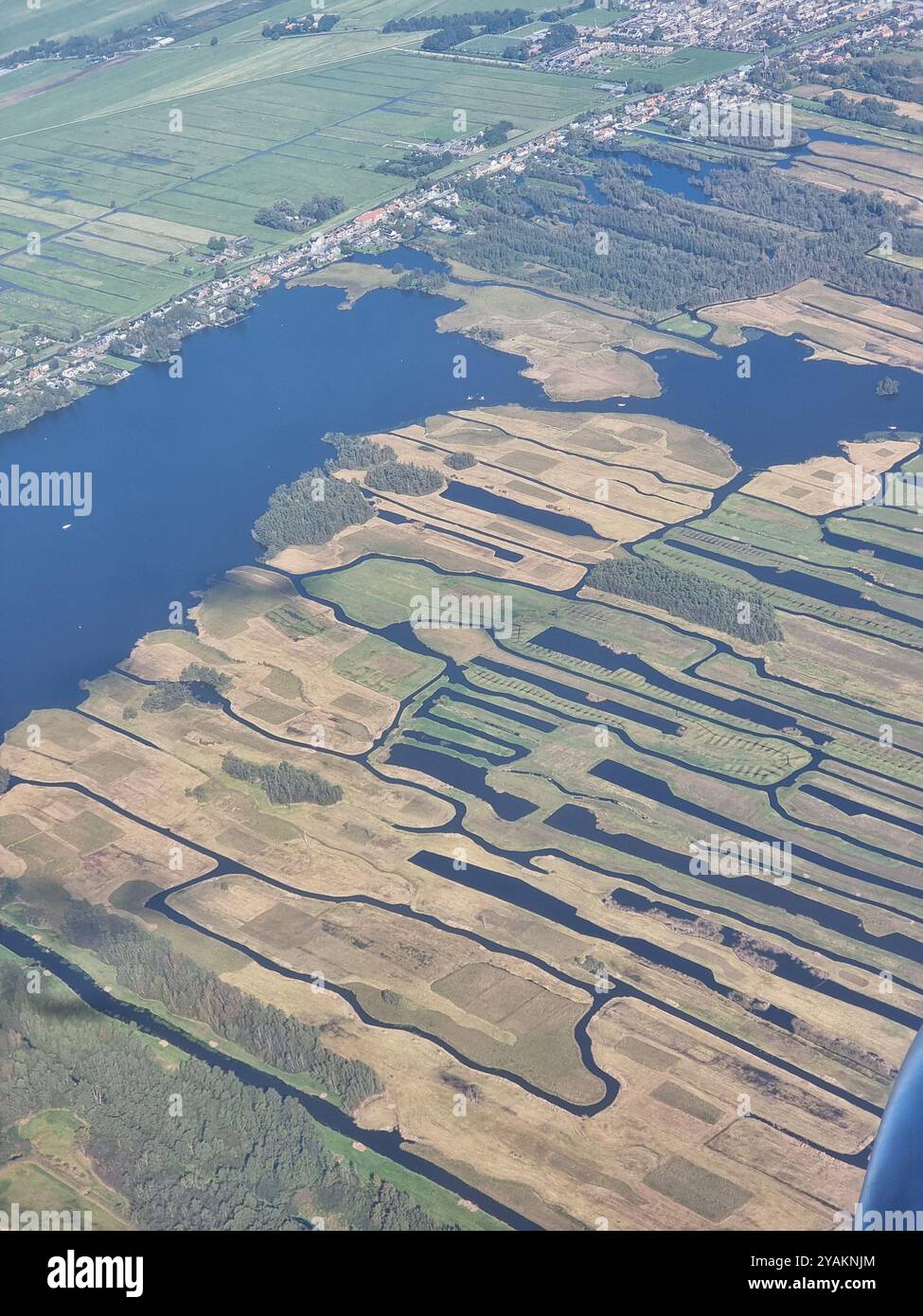 Luftaufnahme aus einem Flugzeug auf typisch niederländischer Landschaft (Niederlande) unter Meeresspiegel: Polder Stockfoto