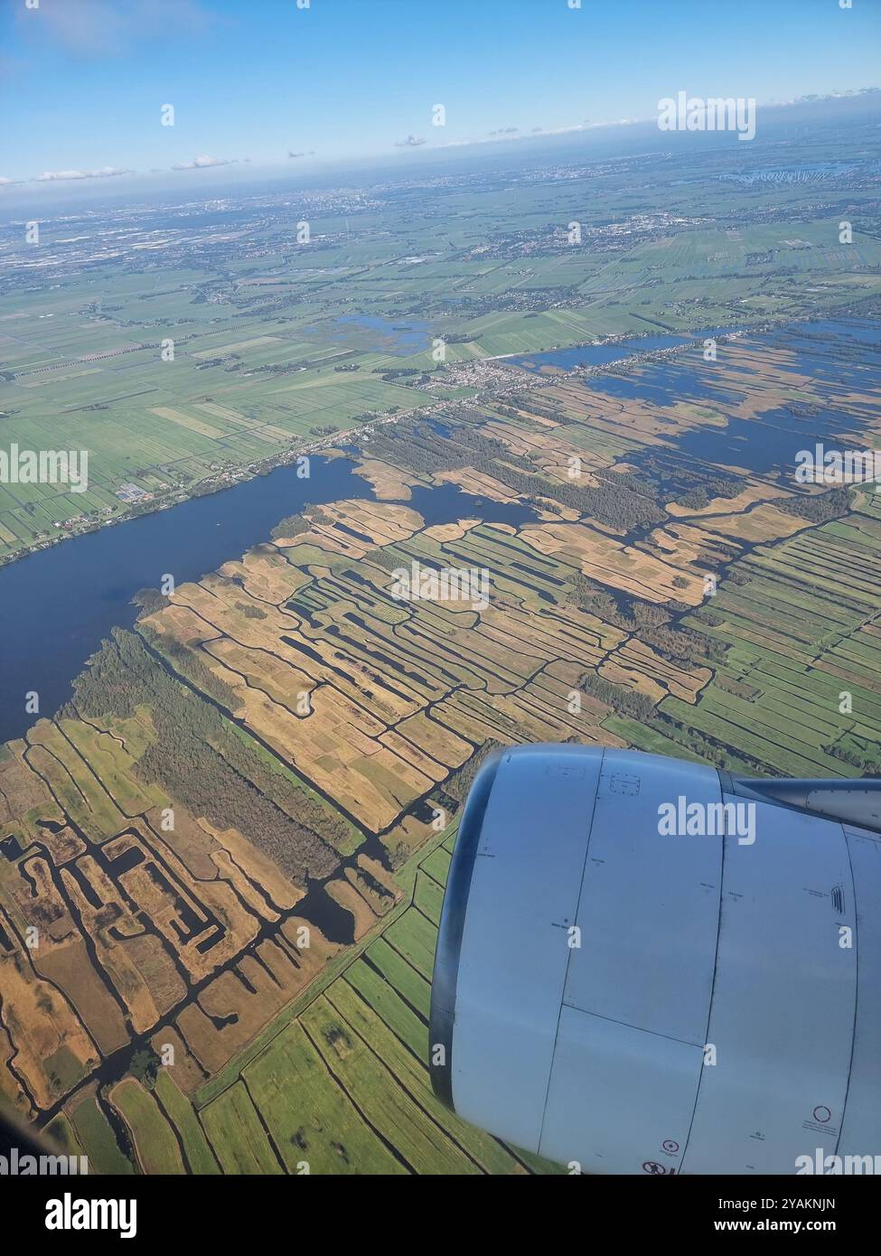 Luftaufnahme aus einem Flugzeug auf typisch niederländischer Landschaft (Niederlande) unter Meeresspiegel: Polder - Smartphone-aufgenommenes Stockfoto