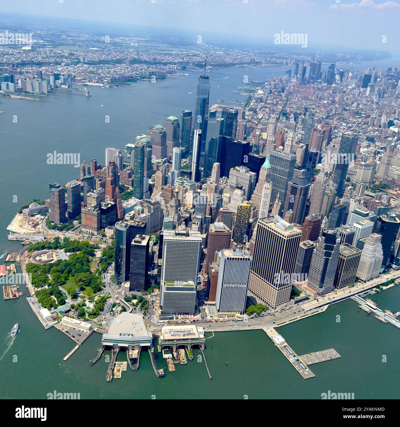 Ein atemberaubender Blick aus der Vogelperspektive auf Lower Manhattan mit dem berühmten One World Trade Center und den umliegenden Wolkenkratzern. Das Foto fängt den südlichen ti ein - Smartphone-aufgenommenes Stockfoto