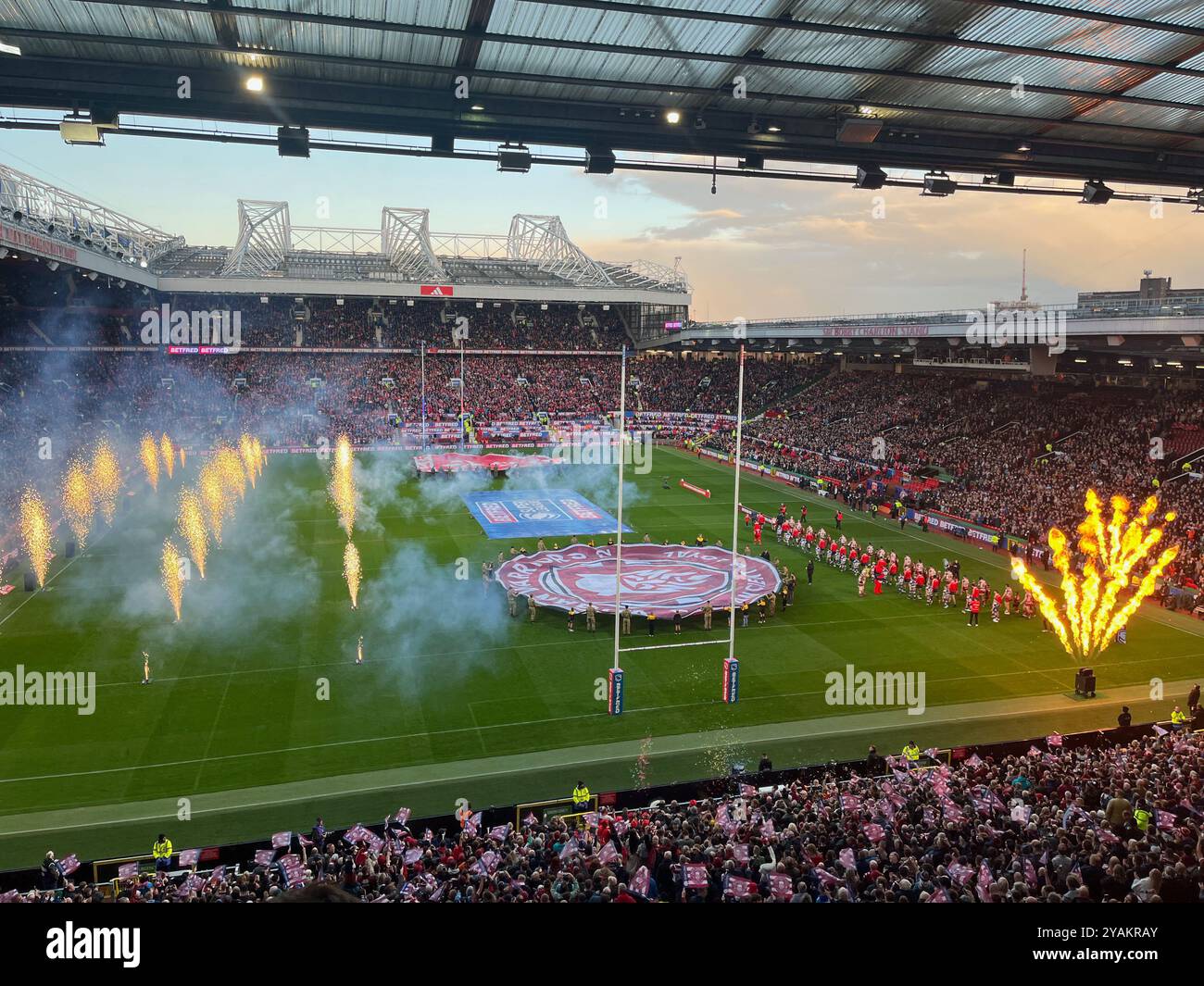 Old Trafford Football Stadium Manchester. Das Große Finale Der Rugby League - Smartphone-aufgenommenes Stockfoto