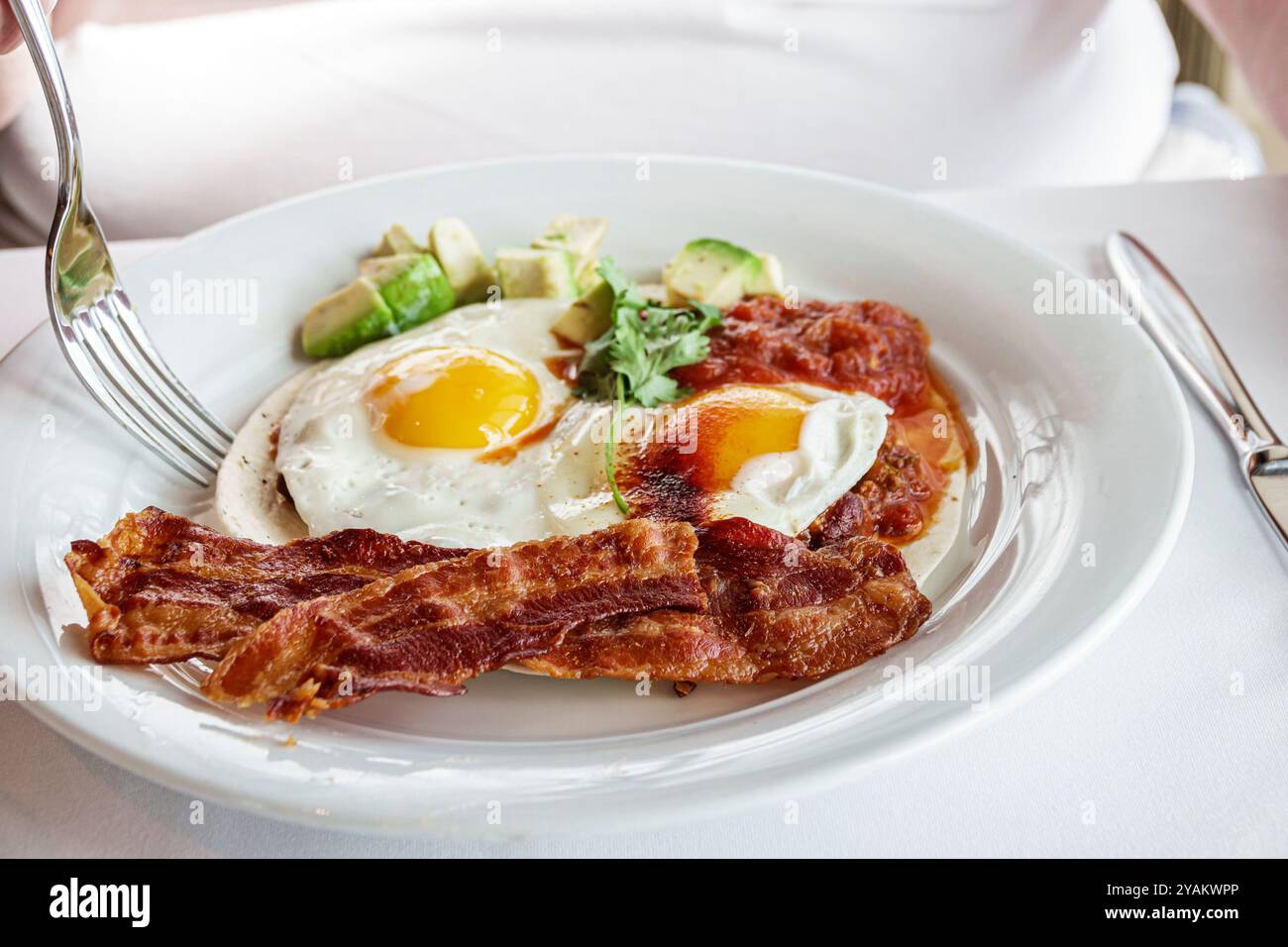 Triest Italien, Norwegian Cruise Line NCL Fluchtschiff, 10-tägiger Reiseroute an der Mittelmeer-Adria, an Bord im Inneren, sonnige Eier, Avocado bac Stockfoto