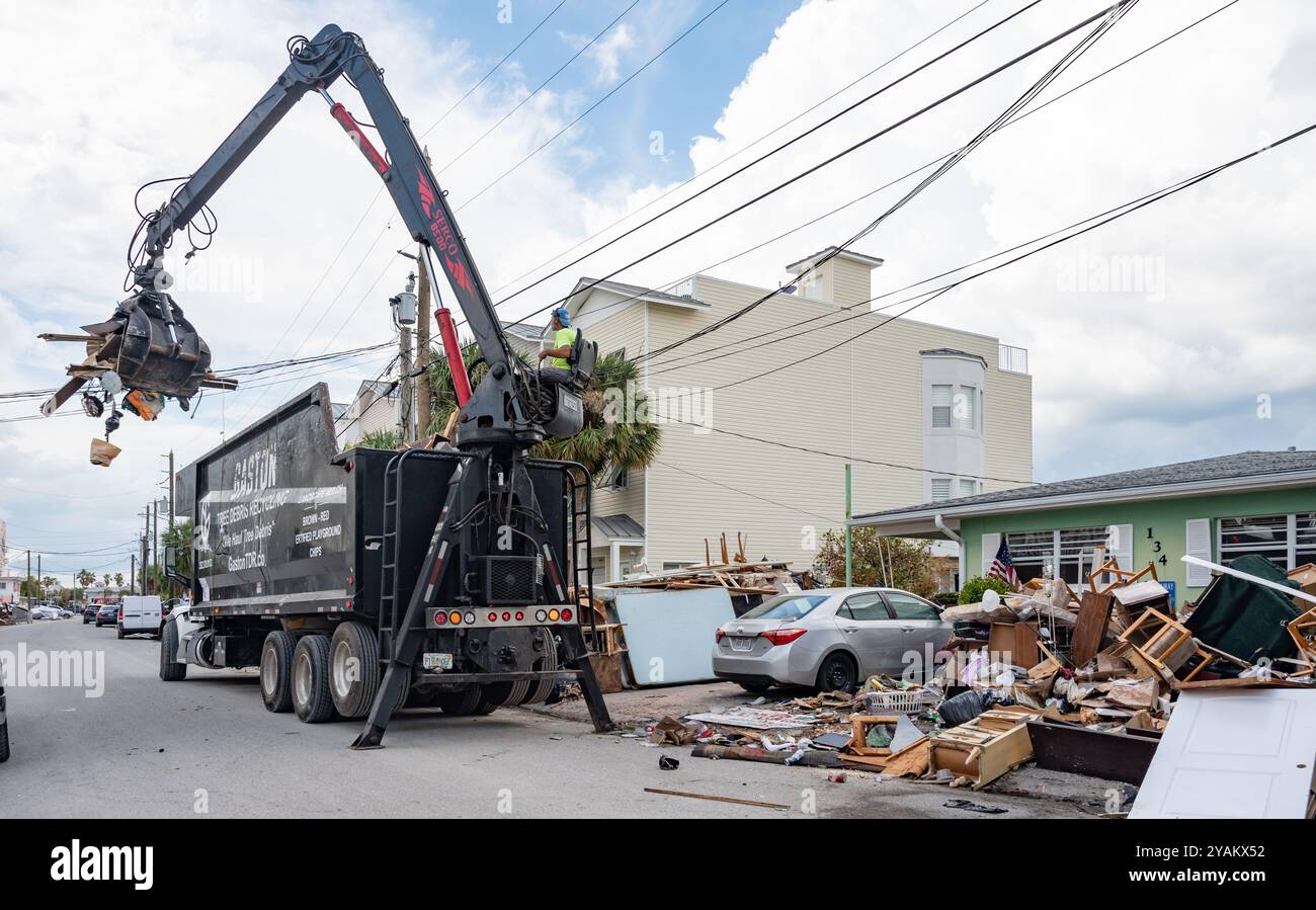 Largo, Usa. Oktober 2024. Die Mülltrash Crews entfernen beschädigte und zerstörte Haushaltswaren während der Säuberung nach dem Hurrikan Helene am Clearwater Beach, 4. Oktober 2024 in Largo, Florida. Quelle: Liz Roll/FEMA/Alamy Live News Stockfoto
