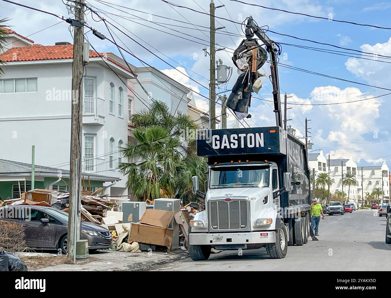 Largo, Usa. Oktober 2024. Die Mülltrash Crews entfernen beschädigte und zerstörte Haushaltswaren während der Säuberung nach dem Hurrikan Helene am Clearwater Beach, 4. Oktober 2024 in Largo, Florida. Quelle: Liz Roll/FEMA/Alamy Live News Stockfoto