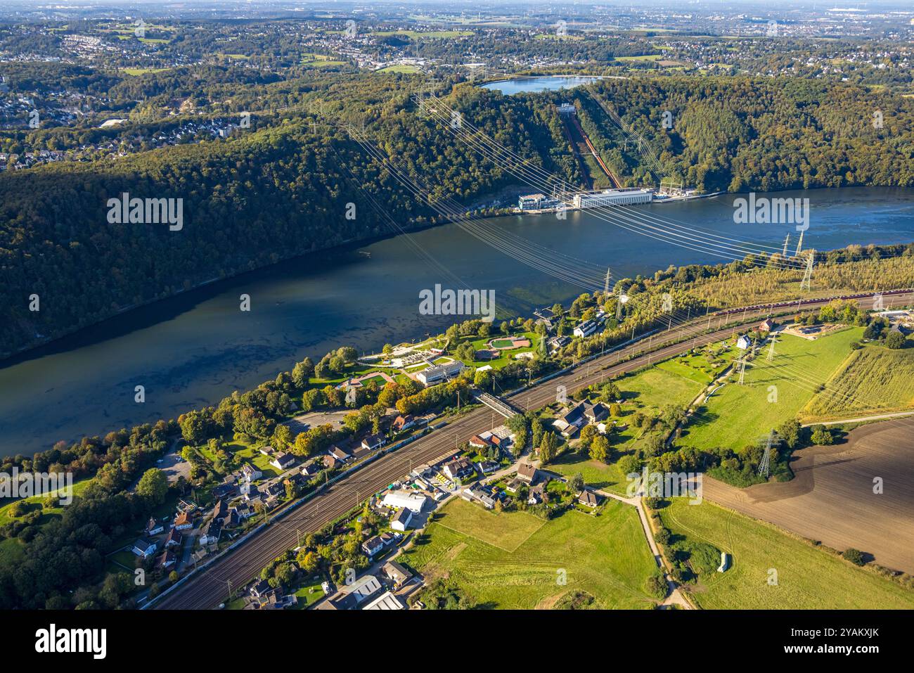 Luftbild, Hengsteysee mit RWE Koepchenwerk am Ardeygebirge, Strandhaus Salitos Beach Hengsteysee mit Freibad Südufer, Autobahn A1, Boele, Hagen, Ruhrgebiet, Nordrhein-Westfalen, Deutschland ACHTUNGxMINDESTHONORARx60xEURO *** Luftansicht, Hengsteysee mit RWE Koepchenwerk am Ardeygebirge, Strandhaus Salitos Beach Hengsteysee mit Freibad Südküste, Autobahn A1, Boele, Hagen, Ruhrgebiet, Nordrhein-Westfalen, Deutschland ACHTUNGxMINDESTHONORARx60xEURO Stockfoto