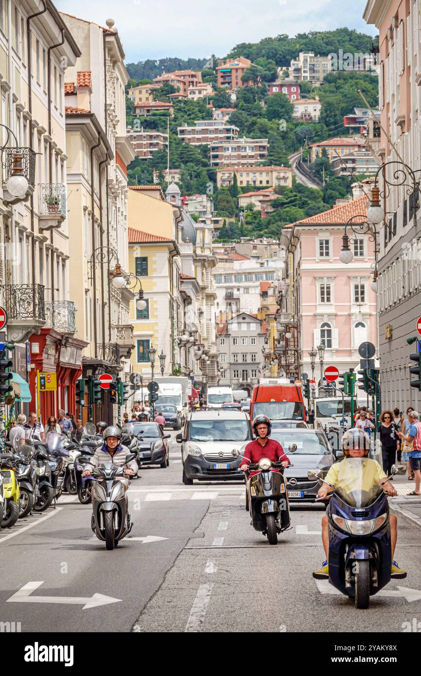 Triest Italien, Corso Italia, Außenansicht, Wohnhäuser, breite Hauptstraße, Motorroller Fahrer, Fußgänger zu Fuß, steil Stockfoto