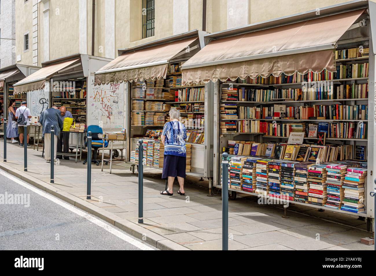 Triest Italien, Buchverkäufer, Bürgersteig Stände, Italienisch Europa Europäische EU, Besucher reisen Reise Reise Tourismus Sehenswürdigkeiten, Kultur Stockfoto
