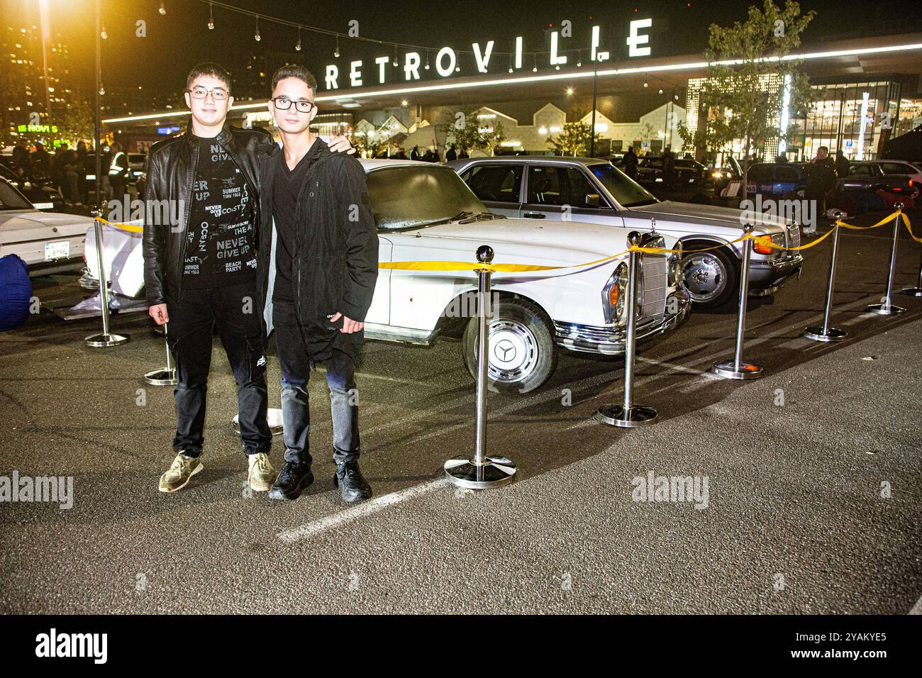 Zwei ukrainische Teenager genießen ihre Zeit beim Kiewer Car fest im Oktober 2024 Stockfoto