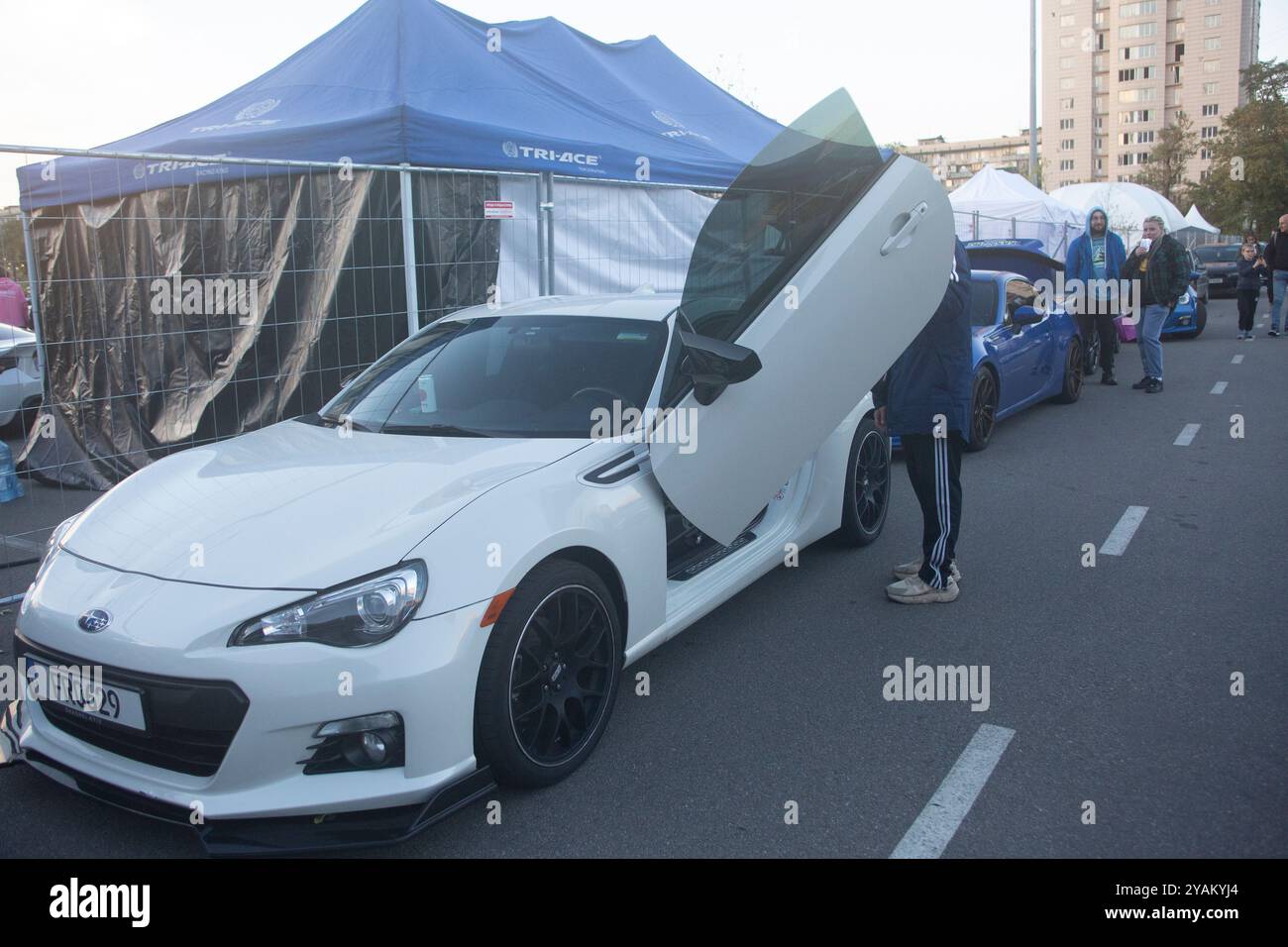 White Toyota+Subaru gemeinsames Coupé-Rennwagen-Projekt beim KyivCar fest 2024 12.-13. Oktober, das Auto bekannt als Toyota 86, Subaru BRZ, Scion FR-S Stockfoto