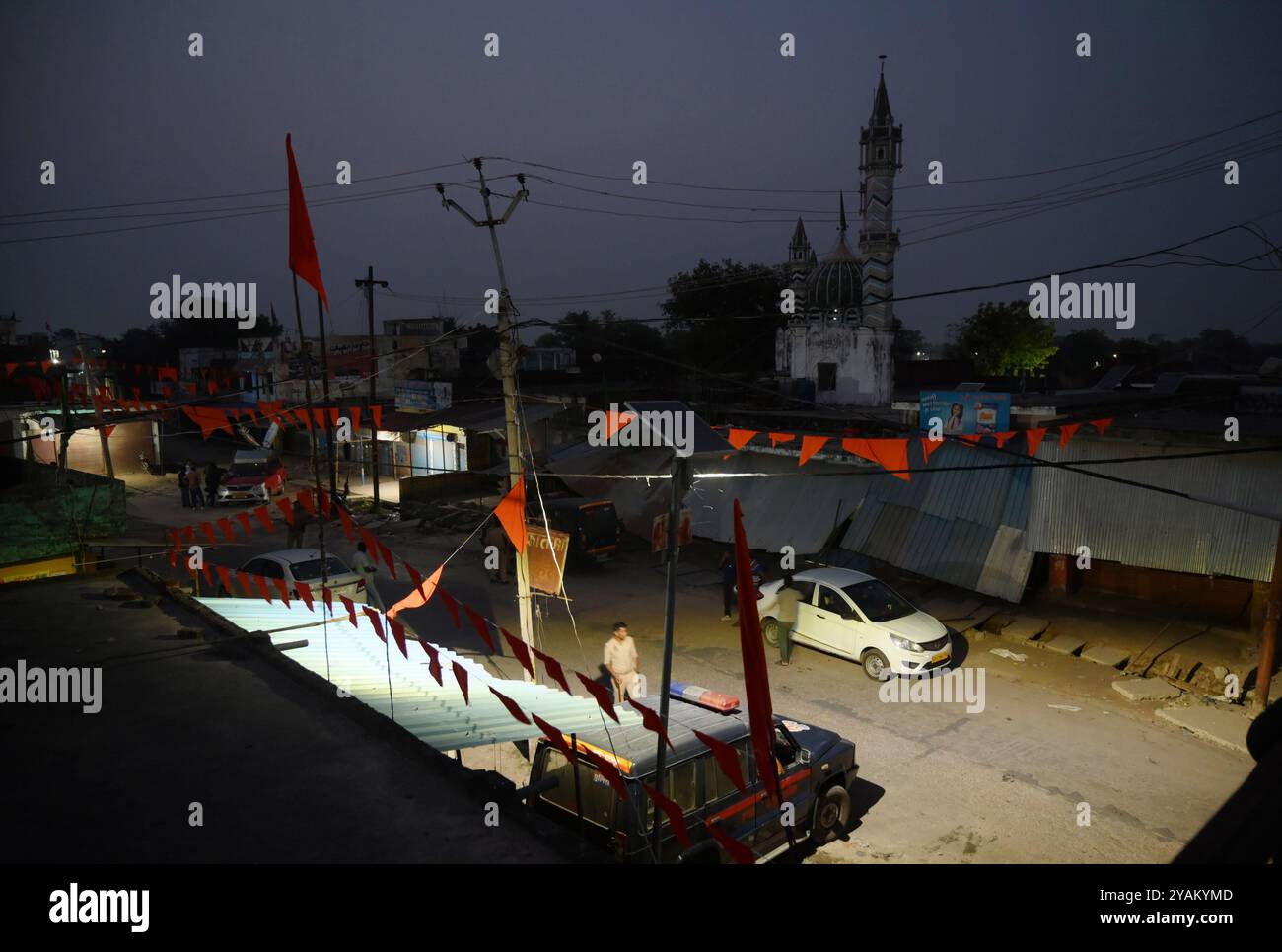 BAHARAICH, INDIEN - 14. OKTOBER: Leere Straßen als Verwaltung haben die Sicherheit erhöht, einen Tag nachdem in Bahraich während einer religiösen Prozession am 14. Oktober 2024 in Bahraich, Indien, Gewalt ausgebrochen war. Die Gewalt setzte sich am zweiten Montag im Bezirk Bahraich in Uttar Pradesh nach den Zusammenstößen zwischen den Gemeinden während des Idol-Eintauchens in Durga unvermindert fort. Ein 22-jähriger Mann wurde getötet und rund ein halbes Dutzend Menschen wurden bei Steinwurf und -Beschuss verletzt, während 30 inhaftiert wurden. Die Gewalt setzte sich am zweiten Tag am Montag im Bezirk Bahraich in Uttar Pradesh unvermindert fort, nachdem die kommunalen Zusammenstöße während des Jahres stattfanden Stockfoto