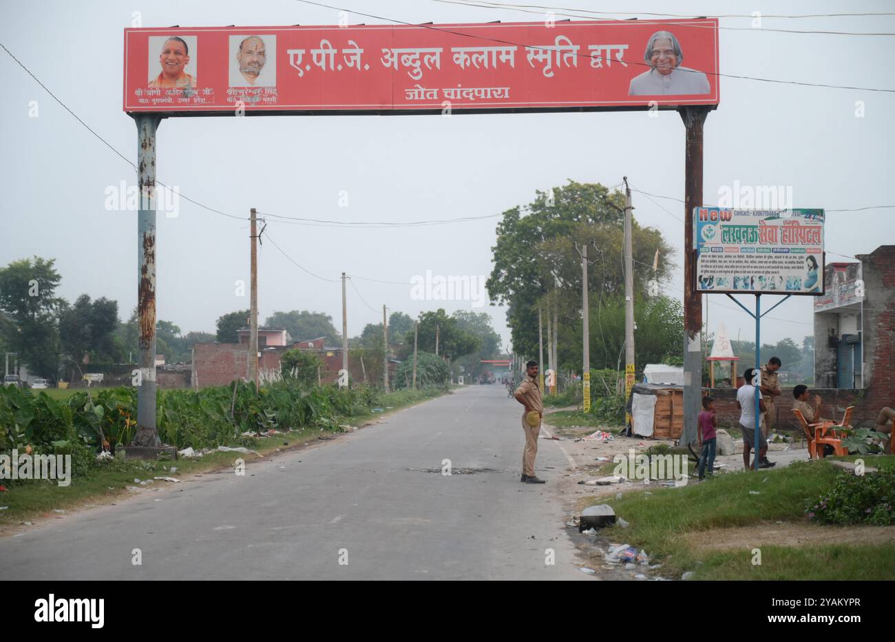 BAHARAICH, INDIEN - 14. OKTOBER: Leere Straßen als Verwaltung haben die Sicherheit erhöht, einen Tag nachdem in Bahraich während einer religiösen Prozession am 14. Oktober 2024 in Bahraich, Indien, Gewalt ausgebrochen war. Die Gewalt setzte sich am zweiten Montag im Bezirk Bahraich in Uttar Pradesh nach den Zusammenstößen zwischen den Gemeinden während des Idol-Eintauchens in Durga unvermindert fort. Ein 22-jähriger Mann wurde getötet und rund ein halbes Dutzend Menschen wurden bei Steinwurf und -Beschuss verletzt, während 30 inhaftiert wurden. Die Gewalt setzte sich am zweiten Tag am Montag im Bezirk Bahraich in Uttar Pradesh unvermindert fort, nachdem die kommunalen Zusammenstöße während des Jahres stattfanden Stockfoto