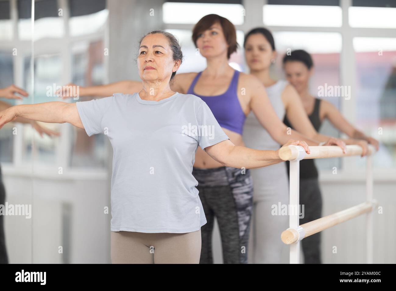 Senior-Frau, die den zweiten Platz in der Amateurballettklasse innehatte Stockfoto