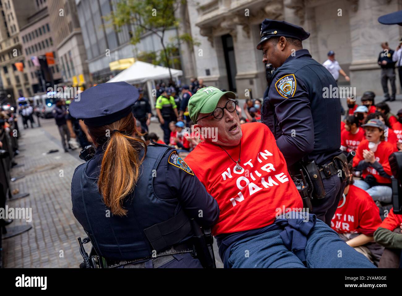 NEW YORK, NEW YORK - 14. OKTOBER: Ein verhafteter Demonstrant wird von der NYPD während eines palästinensischen Sit-in vor der New Yorker Börse (NYSE) weggebracht, der gegen die anhaltende Unterstützung und Finanzierung Israels durch die Vereinigten Staaten in ihrem Krieg gegen die Hamas in Gaza am 14. Oktober 2024 in New York City protestiert. Der Protest wurde von Jewish Voice for Peace inszeniert, die sich als die größte fortschrittliche jüdische antizionistische Organisation der Welt bezeichnet, die häufig in den Vereinigten Staaten Proteste mit Massenverhaftungen auslöst. (Foto: Michael Nigro/SIPA USA) Stockfoto