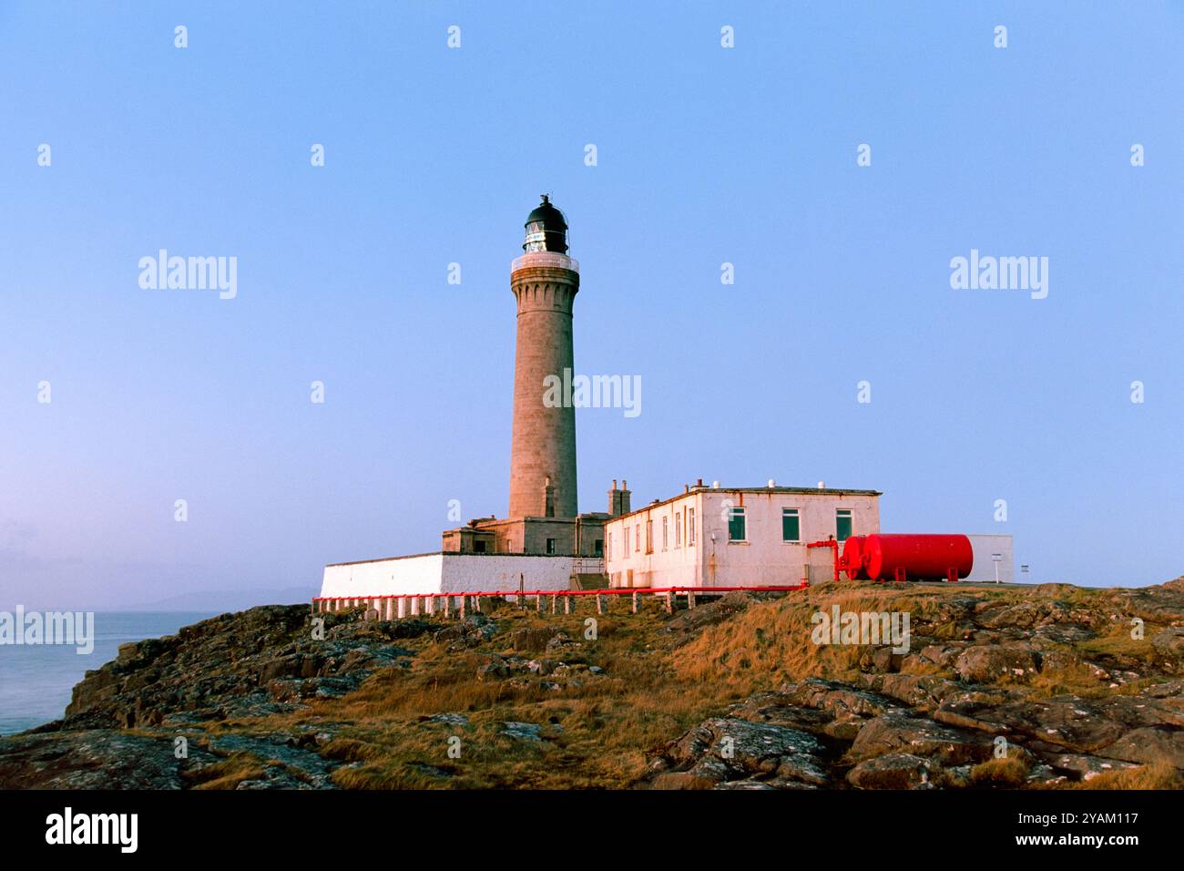 Ardnamurchan Leuchtturm in der Abenddämmerung vor blauem Himmel, Schottland, Großbritannien Stockfoto