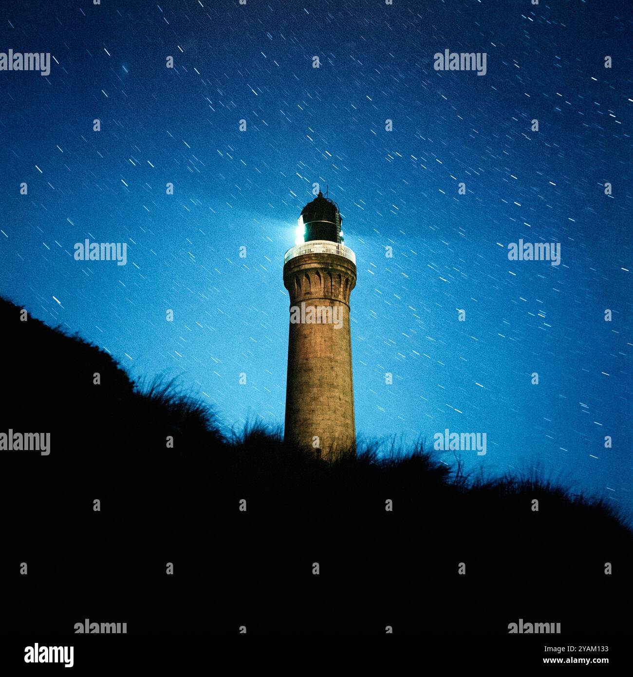 Ardnamurchan Lighthouse mit Sternenpfaden ab ca. 3 Minuten Exposition. Der Turm wurde 1849 aus Granit von der Isle of Mull errichtet. Schottland, Großbritannien Stockfoto