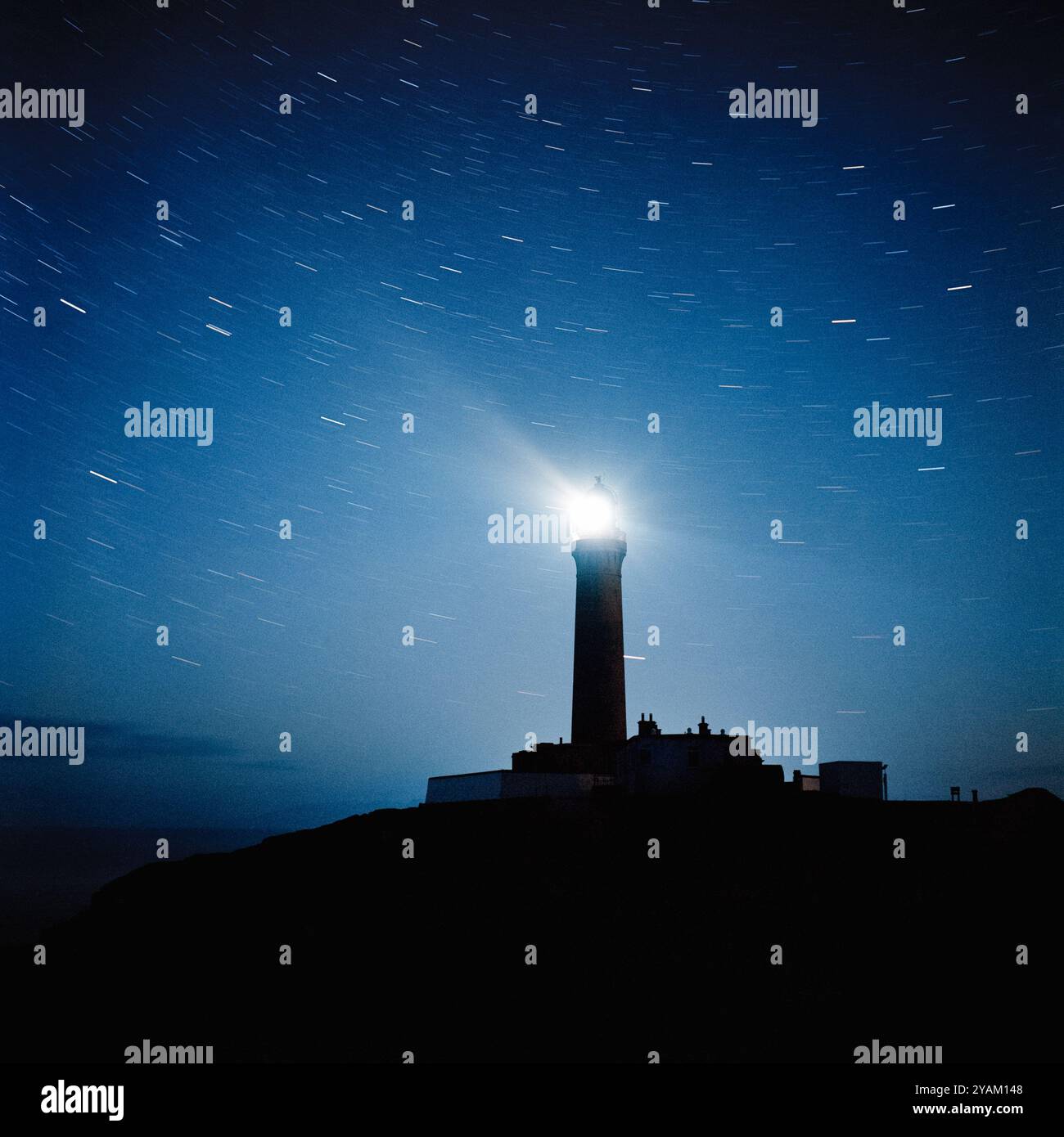 Ardnamurchan Lighthouse mit Sternenpfaden ab ca. 10 Minuten Exposition. Der Turm wurde 1849 aus Granit von der Isle of Mull errichtet. Schottland, Großbritannien Stockfoto