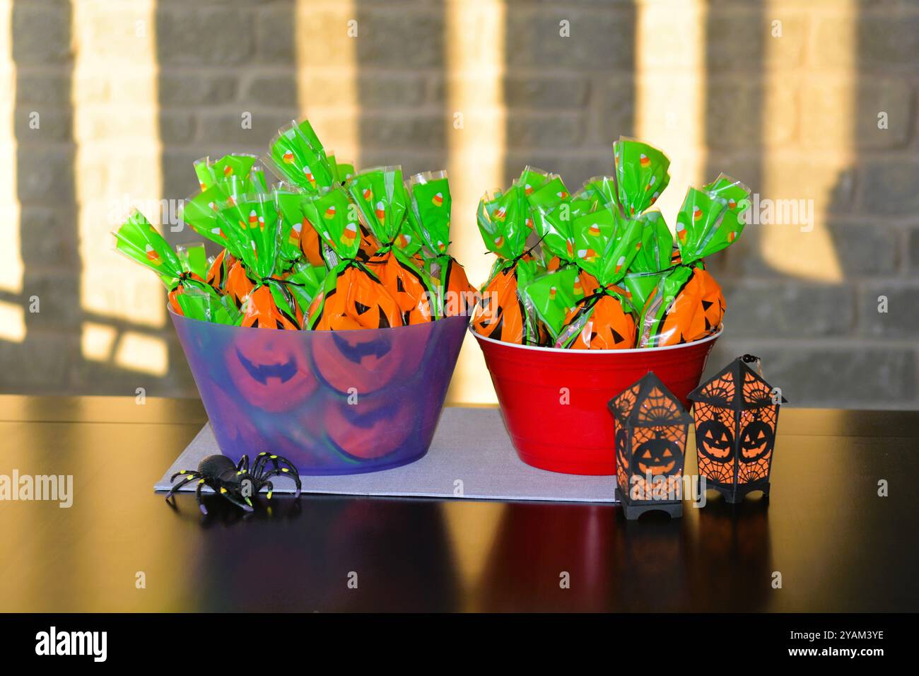 Zwei Schüsseln gefüllt mit abgepackten Süßigkeiten warten auf Trick oder Treatments am Halloween Abend. Stockfoto
