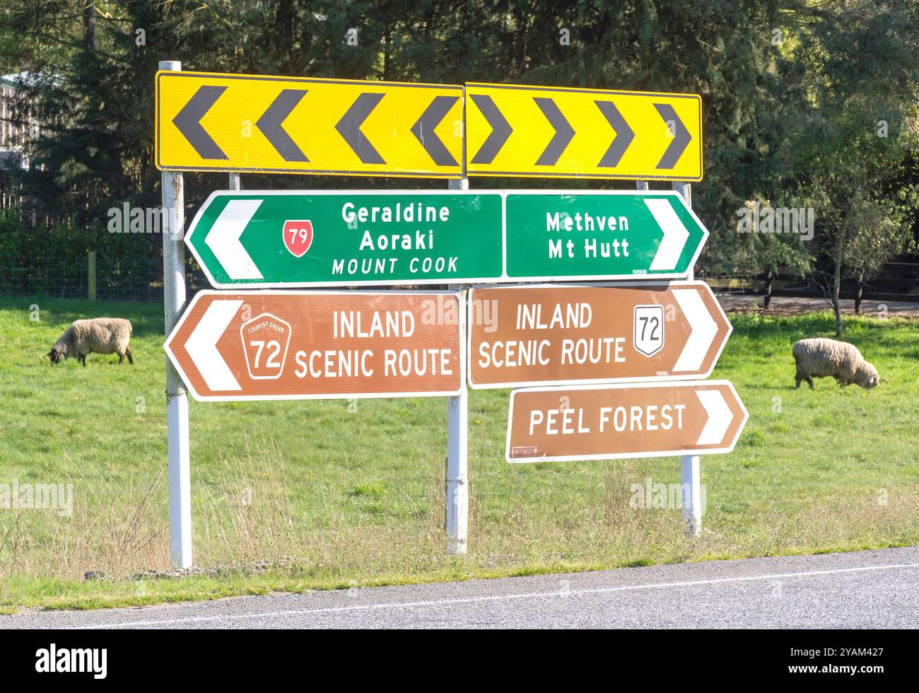Straßenschilder an der Kreuzung des Highway 79 in der Nähe von Geraldine, Canterbury, Neuseeland Stockfoto