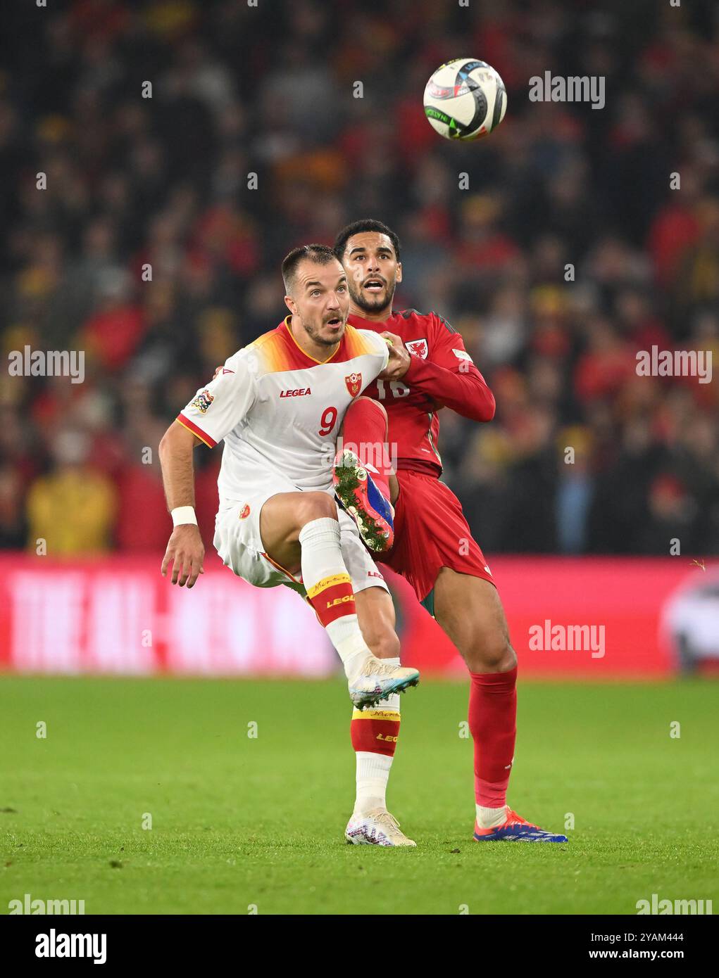 CARDIFF, GROSSBRITANNIEN. Oktober 2024. Ben Cabango aus Wales und Stefan Mugoša aus Montenegro kämpfen beim Spiel der UEFA Nations League 2025 gegen Montenegro am 14. Oktober im Cardiff City Stadium um den Ball. (Bild von Ashley Crowden/FAW) Credit: Football Association of Wales/Alamy Live News Stockfoto