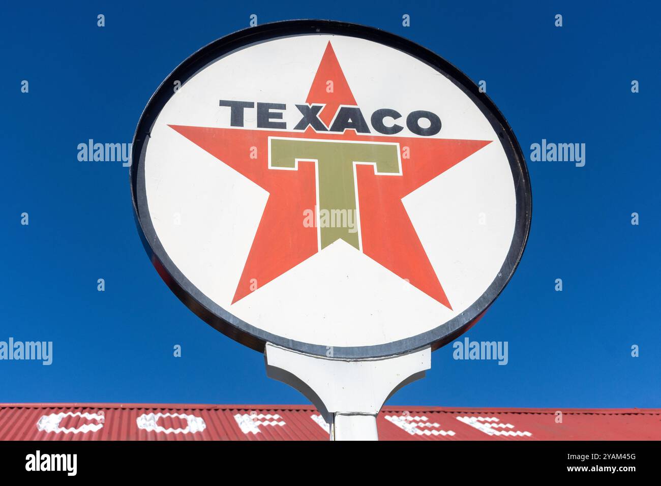 Vintage Texaco Petroleum Schild am Burkes Pass Historic Village, Burkes Pass, State Highway 8, Canterbury, Neuseeland Stockfoto