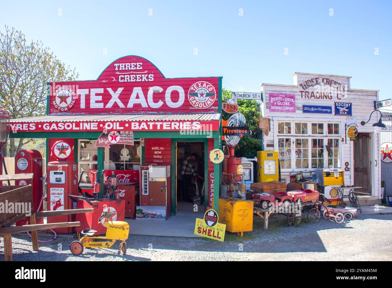 Tankstelle aus den 1950er Jahren, Burkes Pass Historic Village, Burkes Pass, State Highway 8, Canterbury, Neuseeland Stockfoto