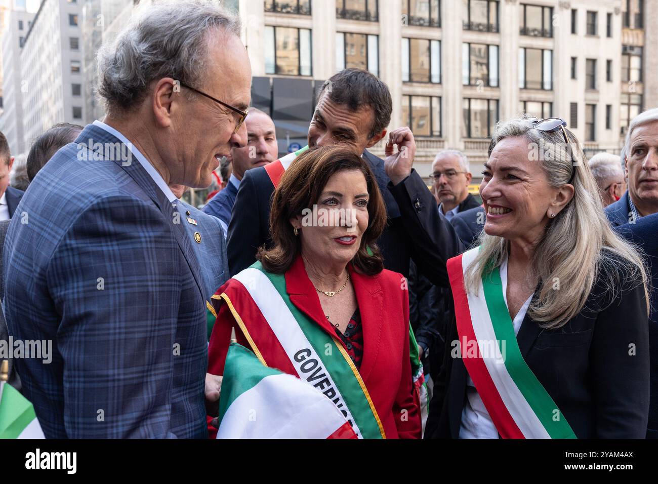 New York, USA. Oktober 2024. Willaim Hochul Jr., Gouverneur Kathy Hochul und italienische Botschafterin in den USA Mariangela Zappia nehmen 2024 am 14. Oktober 2024 an der jährlichen Columbus Day Parade auf der 5th Avenue in Manhattan Teil. Quelle: lev Radin/Alamy Live News Stockfoto