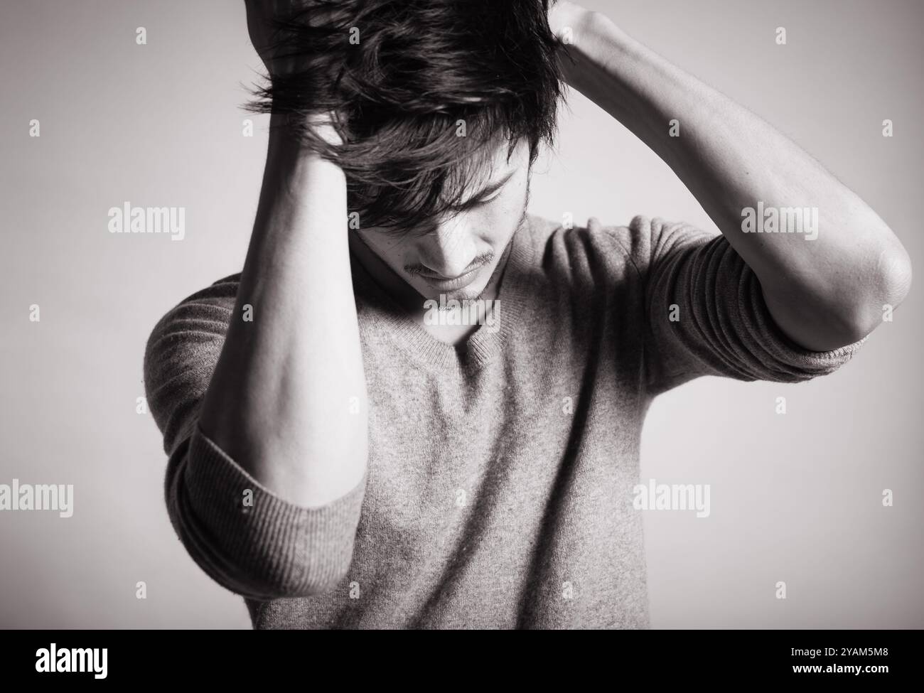 Erschöpfter, besorgter junger asiatischer Mann. Stockfoto