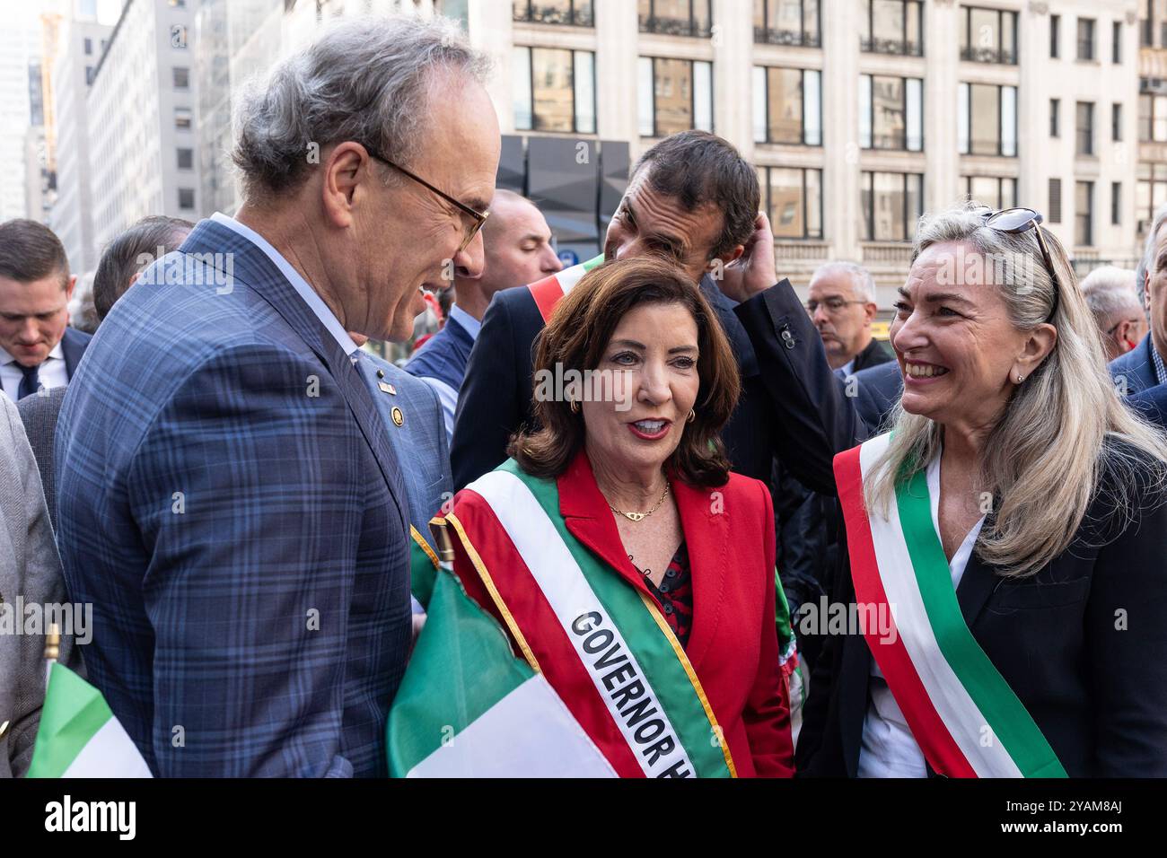 New York, USA. Oktober 2024. William Hochul Jr, Gouverneur Kathy Hochul und italienische Botschafterin in den USA Mariangela Zappia nehmen 2024 am 14. Oktober 2024 an der jährlichen Columbus Day Parade auf der 5th Avenue in Manhattan Teil. Quelle: lev Radin/Alamy Live News Stockfoto