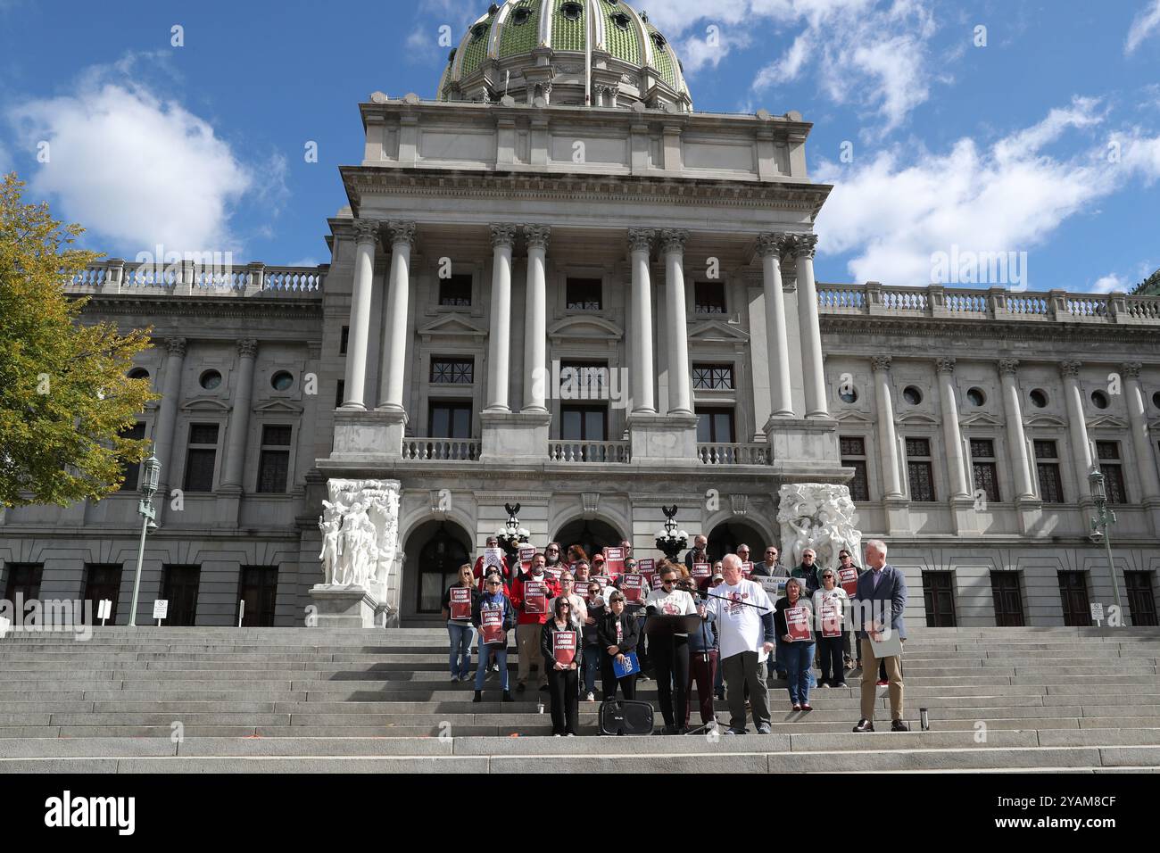 Harrisburg, Usa. Oktober 2024. Mitglieder der Fakultät union des Harrisburg Area Community College (HACC) halten Plakate während einer Kundgebung im Pennsylvania Capitol in Harrisburg am Mittwoch, den 14. Oktober 2024. Die union, die Harrisburg Area Community College Education Association (HACCEA), akzeptierte die Empfehlungen eines Berichts über die Fact Finder von Drittparteien, lehnte den Bericht jedoch ab. (Foto: Paul Weaver/SIPA USA) Credit: SIPA USA/Alamy Live News Stockfoto