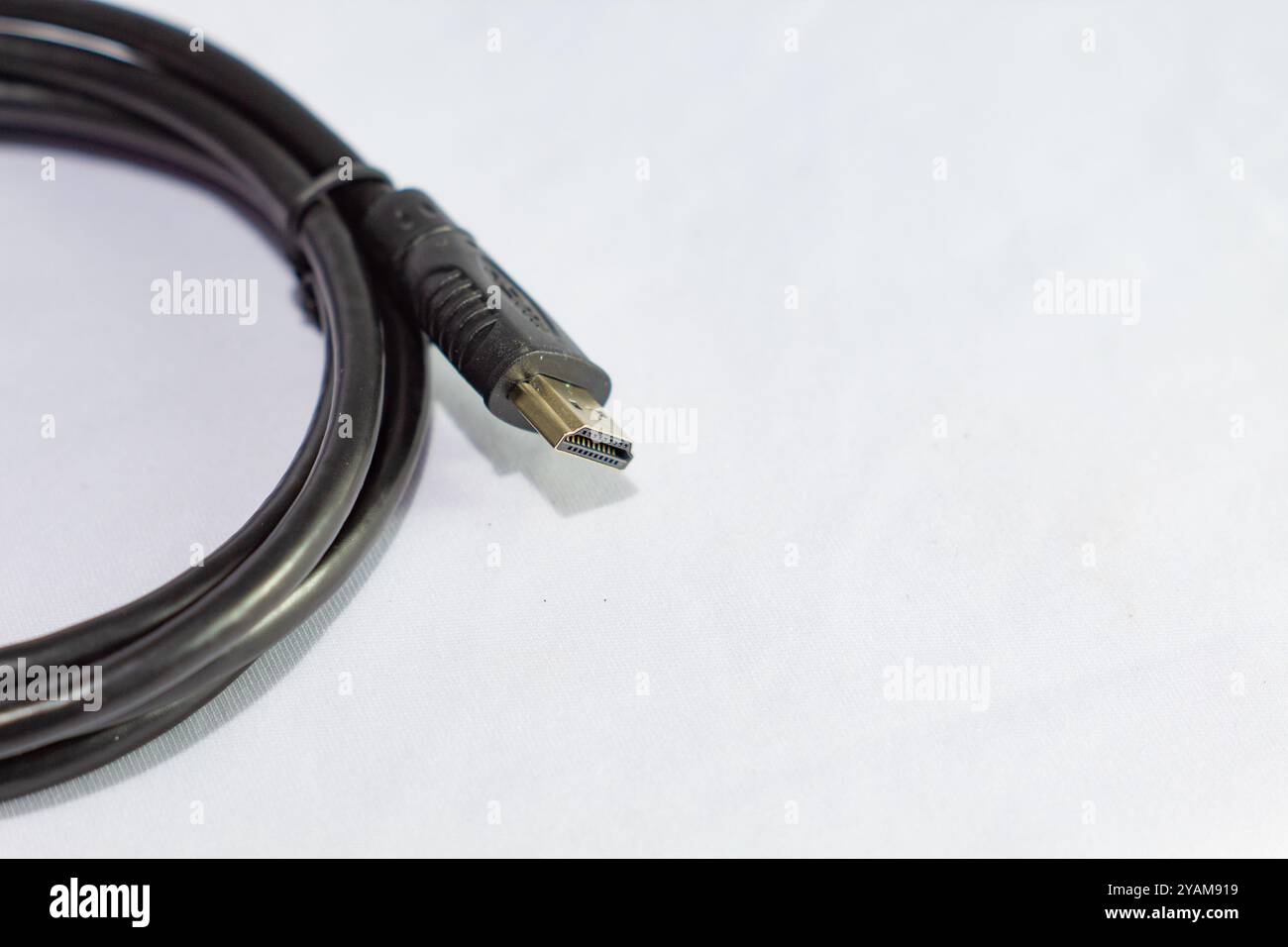 HDMI-KABEL MIT WEISSEM HINTERGRUND, ISOLIERT IN NAHAUFNAHMEN AUS DEM OBEREN WINKEL Stockfoto