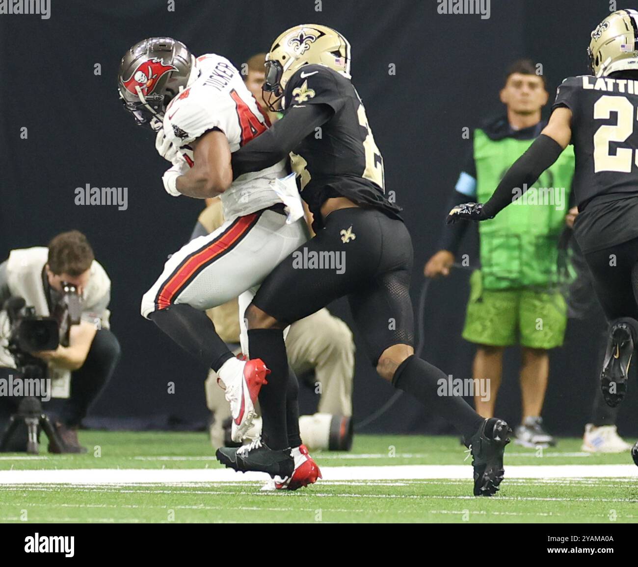 New Orleans, Usa. Oktober 2024. Johnathan Abram (24) versucht, die Tampa Bay Buccaneers, Sean Tucker (44), während eines National Football League-Wettbewerbs im Caesars Superdome am Sonntag, den 13. Oktober 2024 in New Orleans, Louisiana, zu bringen. (Foto: Peter G. Forest/SIPA USA) Credit: SIPA USA/Alamy Live News Stockfoto