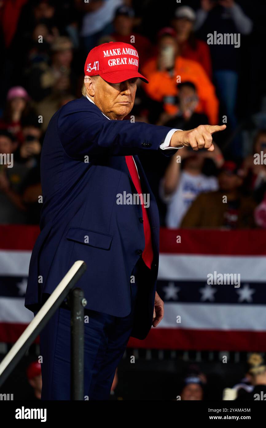 Juneau, Wisconsin, USA. Oktober 2024. Der ehemalige Präsident DONALD TRUMP weist auf die Menge hin, nachdem er während einer Kundgebung am 6. Oktober fast zwei Stunden lang auf dem Dodge County Airport in Juneau gesprochen hatte. TRUMP sagte, wenn er die Wahl verliert, ist dieses Land am Ende. (Kreditbild: © Jeff M. Brown/ZUMA Press Wire) NUR REDAKTIONELLE VERWENDUNG! Nicht für kommerzielle ZWECKE! Stockfoto