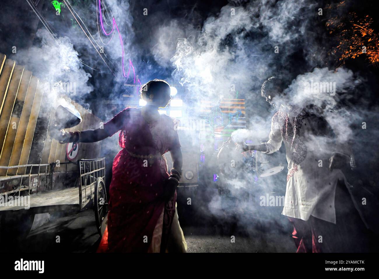 Kalkutta, Indien. Oktober 2024. Hinduistische Frauen spielen Dhunuchi-Tanz anlässlich der Durga Puja Immersion. Durga Puja, ein jährliches Festival, das den Sieg des Guten über das Böse markiert, wird von Hindus in ganz Indien und im Ausland gefeiert. Es ist ein Anlass der großen Begeisterung und des Festes für die Hindus. Am letzten Tag, dem Tag von Bhashan oder Vijoya Dashami, werden Bilder und Idole in Wasser getaucht. Quelle: SOPA Images Limited/Alamy Live News Stockfoto