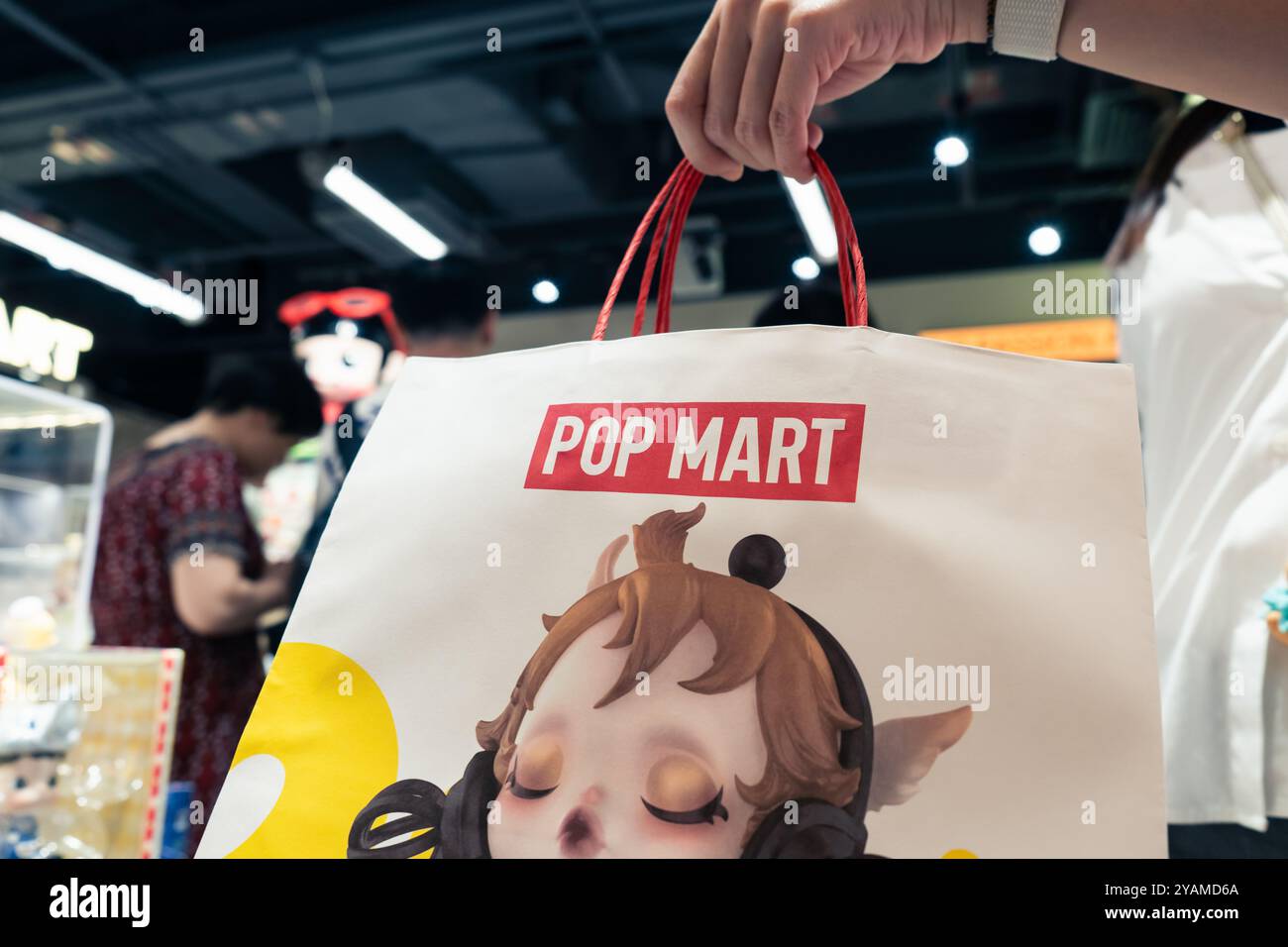 Hongkong – 11. August 2024: Pop Mart ist ein Kunstspielzeugladen, in dem Designerspielzeug im Blindboxformat verkauft wird. Stockfoto
