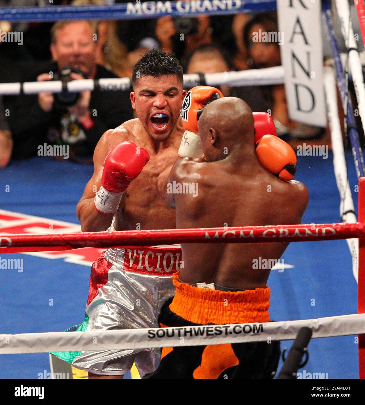 Floyd Mayweather Jr. GEGEN Victor Ortiz in der MGM Grand Garden Arena im MGM Grand in Las Vegas, NV am 17. September 2011. Erik Kabik / MediaPunch. Stockfoto