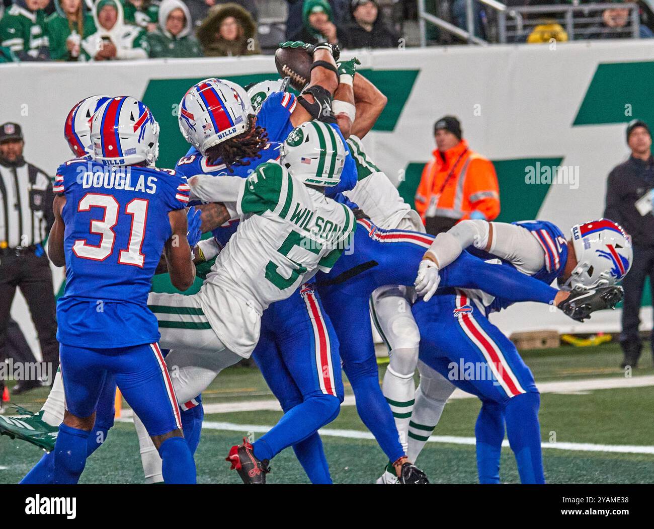 East Rutherford, New Jersey am Montag, den 14. Oktober 2024. Der New York Jets Wide Receiver Allen Lazard (10) holt sich einen Hagel-mary-Pass für einen Touchdown über die Buffalo Bills-Verteidiger. Die Zeit läuft in der ersten Hälfte während eines Spiels der NFL im MetLife Stadium in East Rutherford, New Jersey am Montag, den 14. Oktober 2024. Duncan Williams/CSM Credit: CAL Sport Media/Alamy Live News Stockfoto